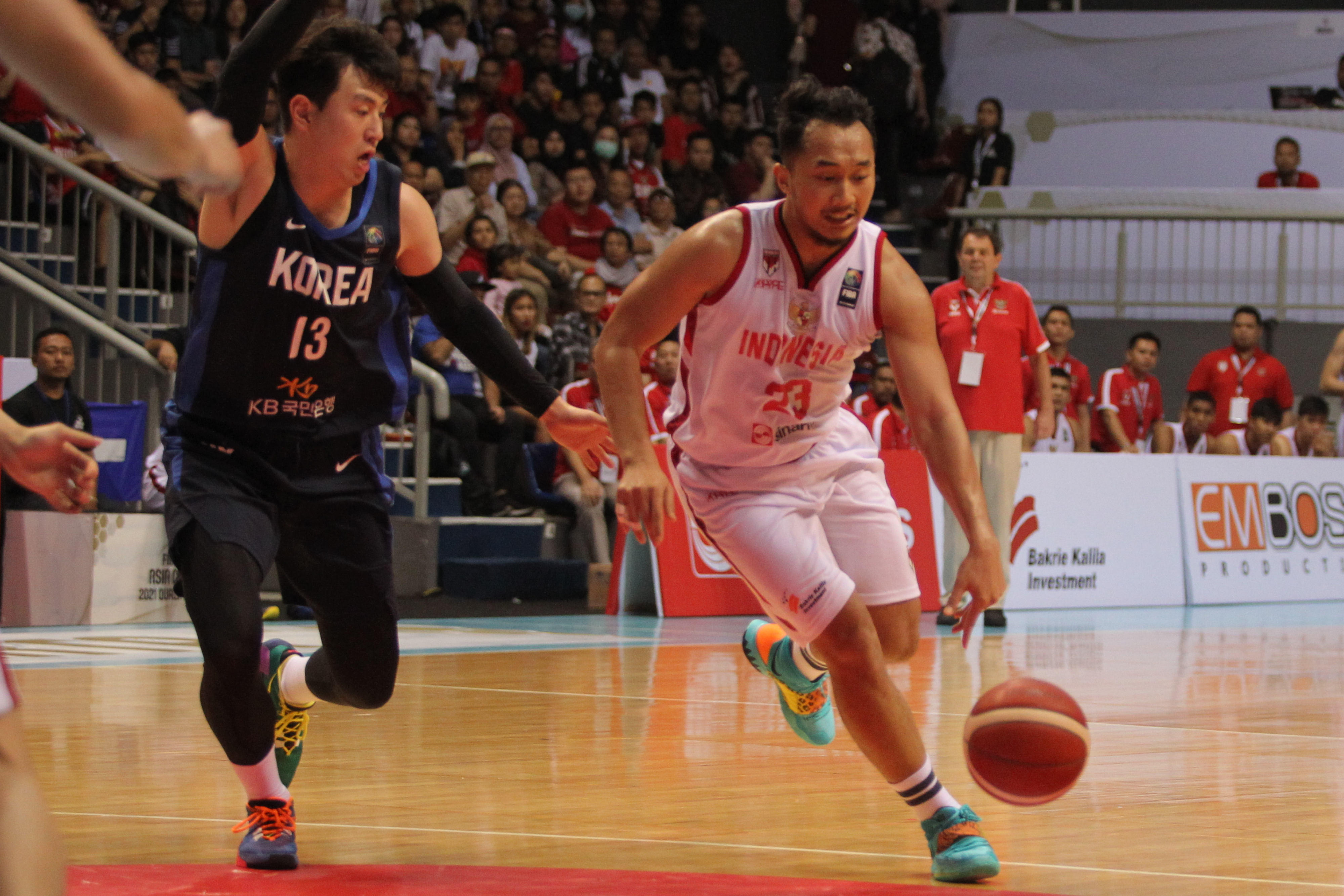 Pemain timnas basket Indonesia Hardian Wicaksono (23) berusaha melewati hadangan pemain timnas Basket Korea Selatan.