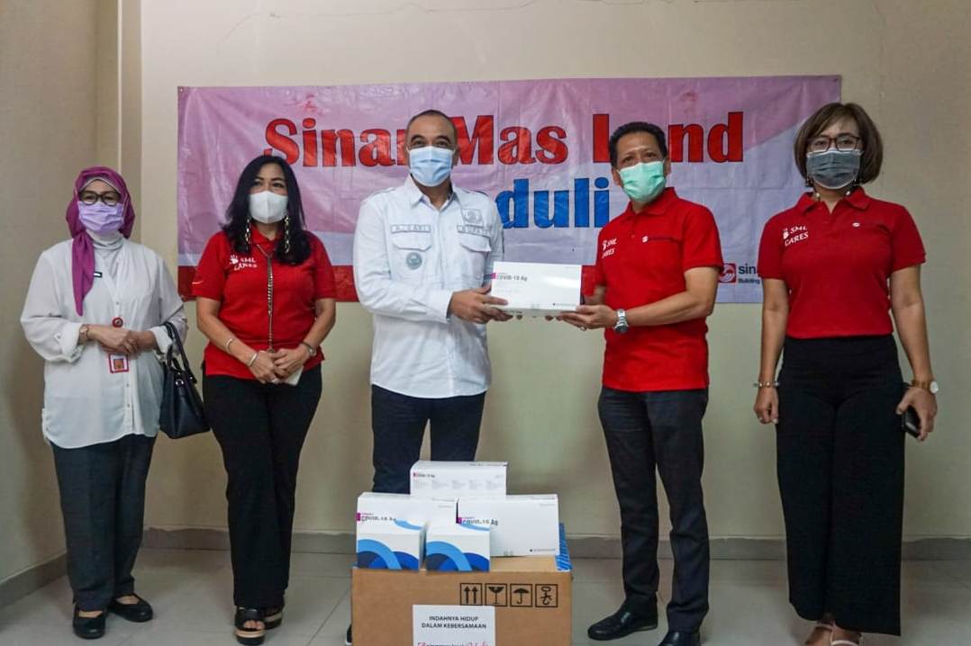 Kepala Divisi Corporate Affairs PT BSD Sinar Mas Land Dony Martadisata (kanan) dan Bupati Tangerang Ahmed Zaki Iskandar (kiri).