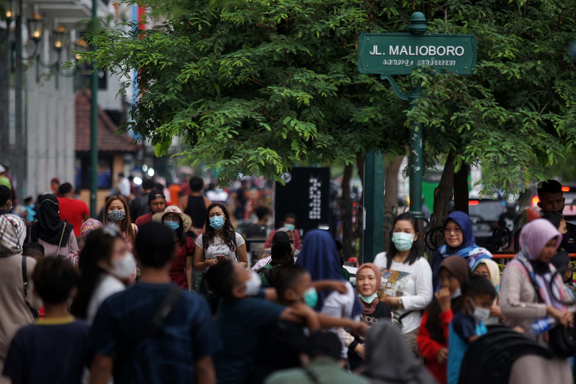  Pengunjung memadati kawasan wisata Malioboro, Yogyakarta, Kamis (11/3/2021)