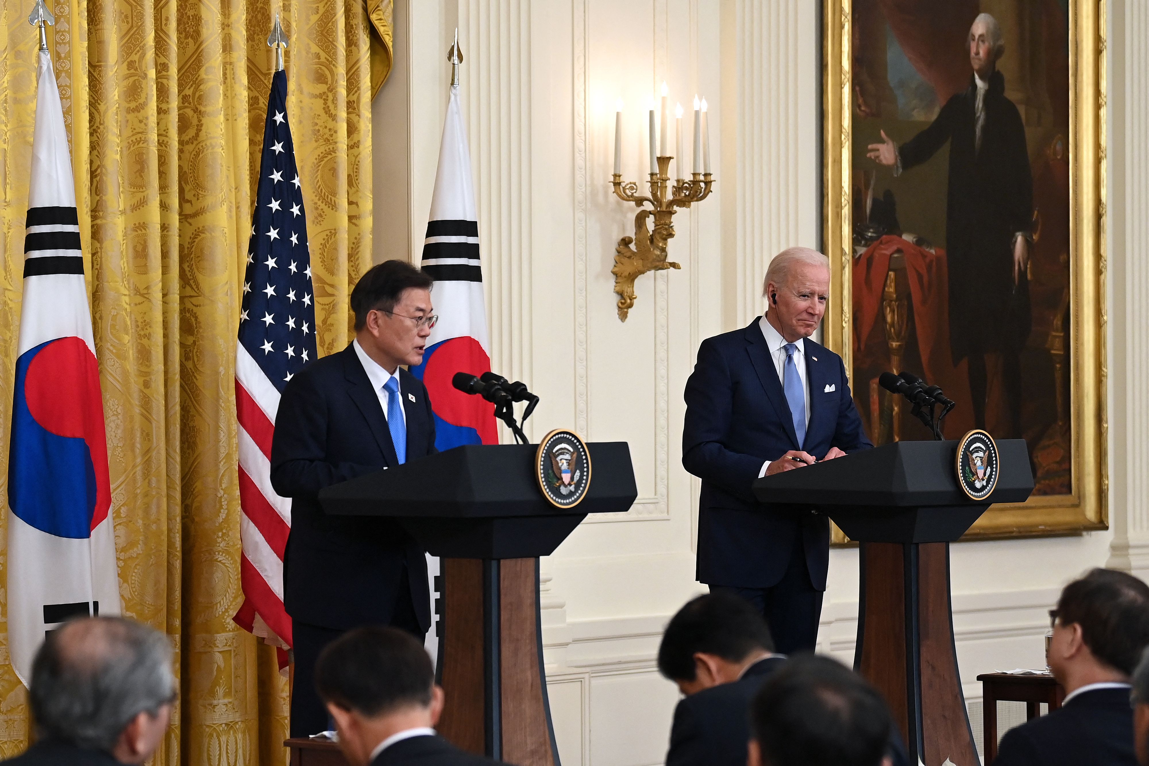 Presiden AS Joe Biden (kanan) dan Presiden Korsel Moon Jae-in saat memberikan keterangan pers di Gedung Putih. Washington.