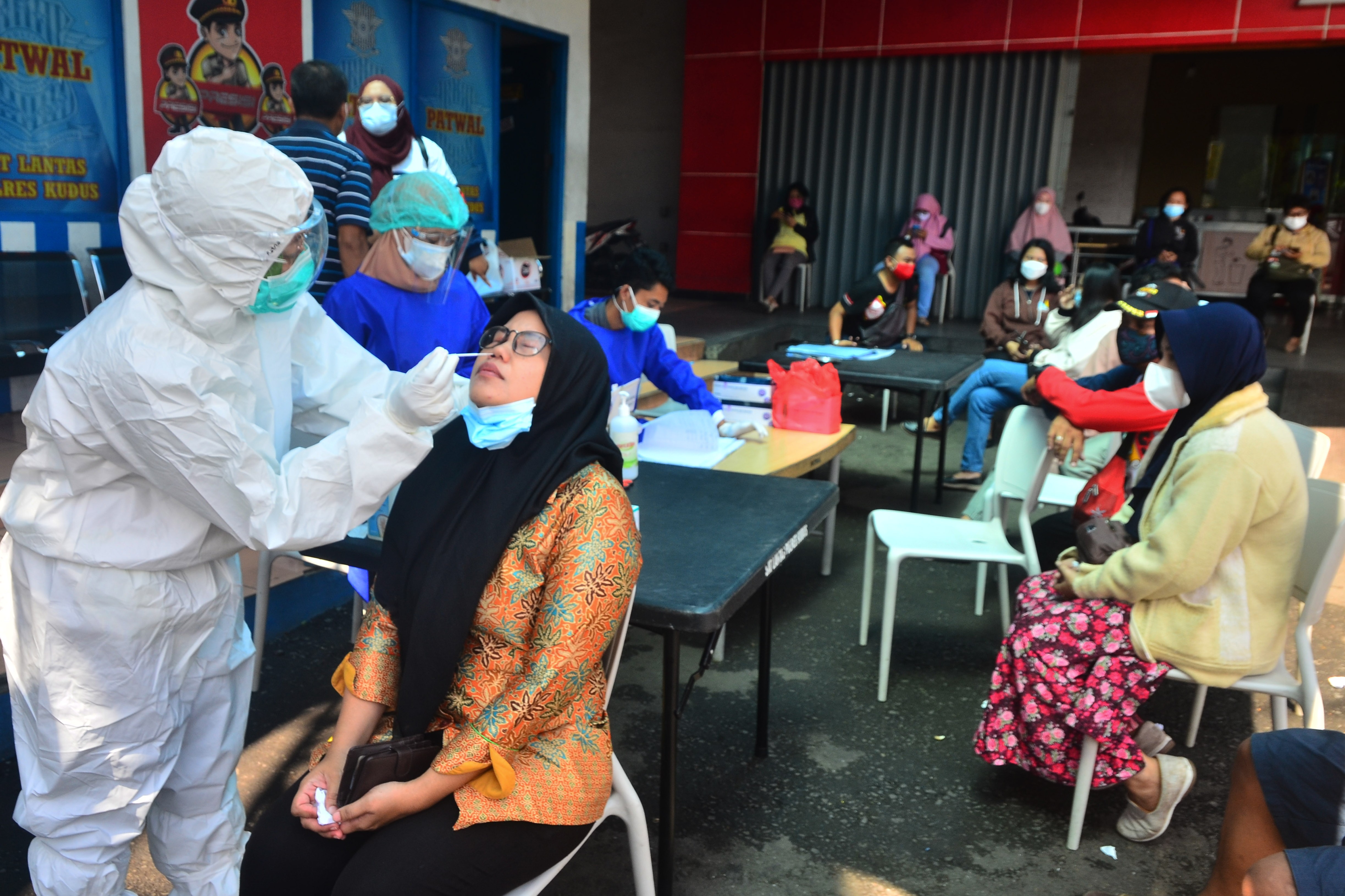 Warga mengikuti rapid test antigen gratis di Alun-alun simpang tujuh, Kudus, Jawa Tengah, Sabtu (29/5).