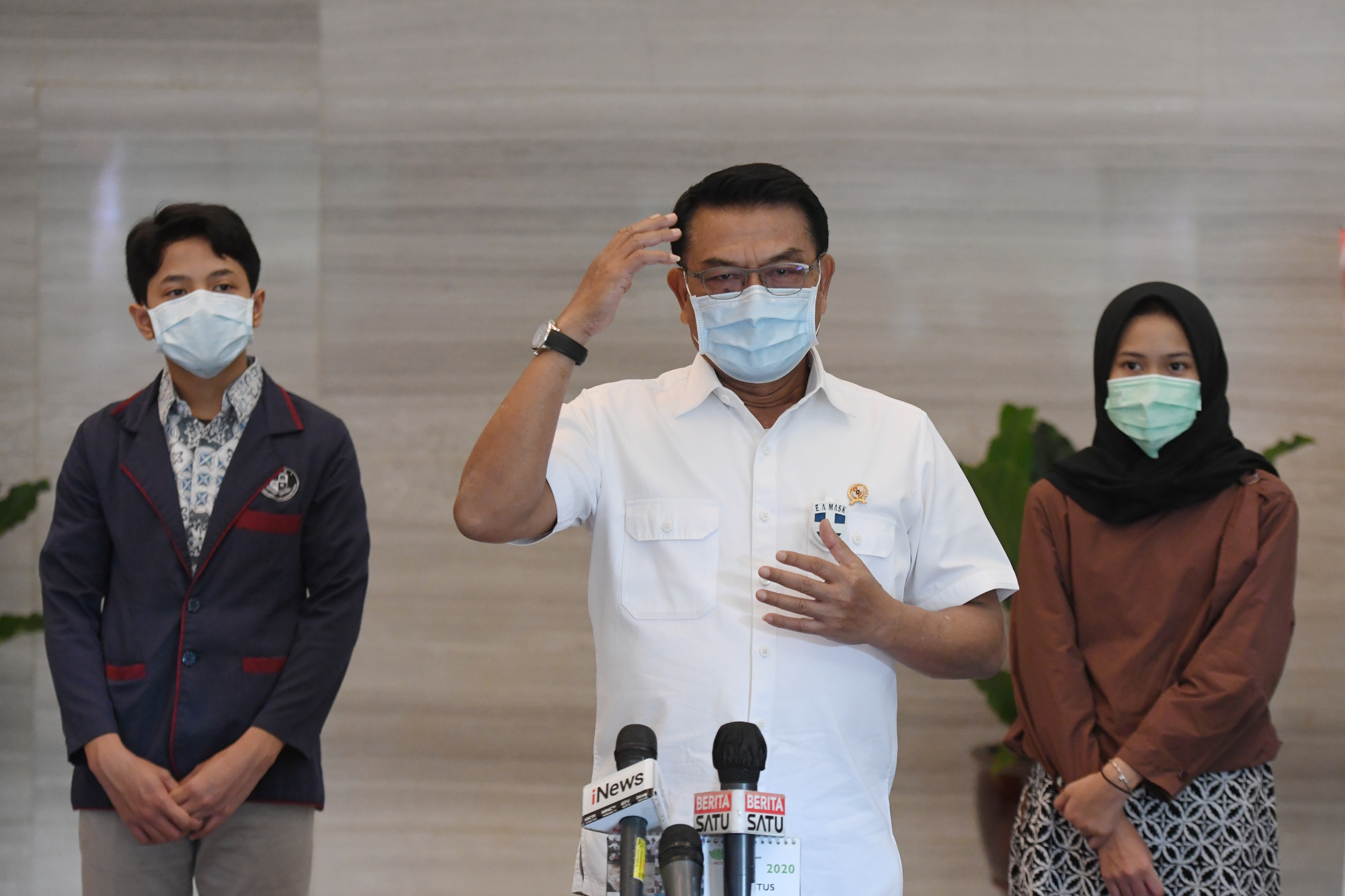 Kepala Staf Kepresidenan Moeldoko (tengah) memberikan keterangan seusai bertemu dengan anak-anak berprestasi.