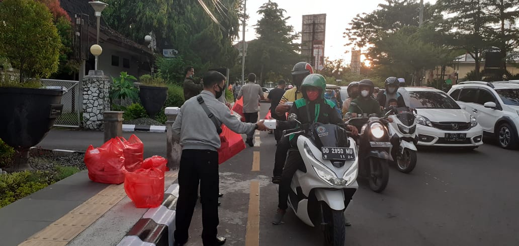 Pegawai kontrak dan honorer di lingkup Pemerintah Kota Makassar, menggelar baksos dengan berbagi takjil, Selasa (11/5/2021)