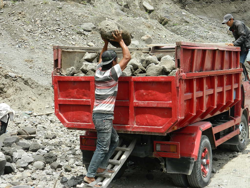  Truk pengangkut bahan galian golongan C saat memuat material batu di lokasi usaha pertambahan lereng Gunung Merapi. 