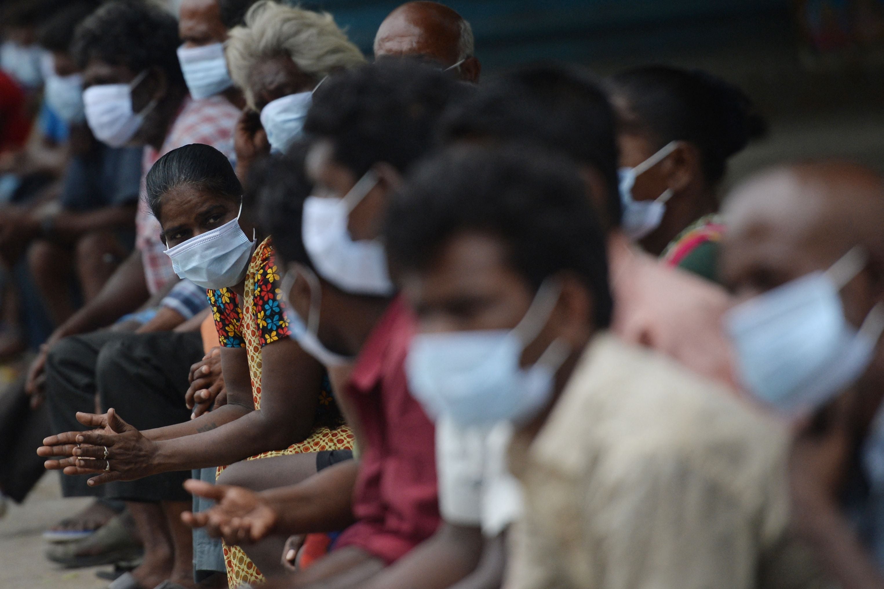 Warga menunggu bantuan kemanusiaan disebabkan penerapan lockdown terkait Covid-19 di Chennai, India, Selasa (25/5).