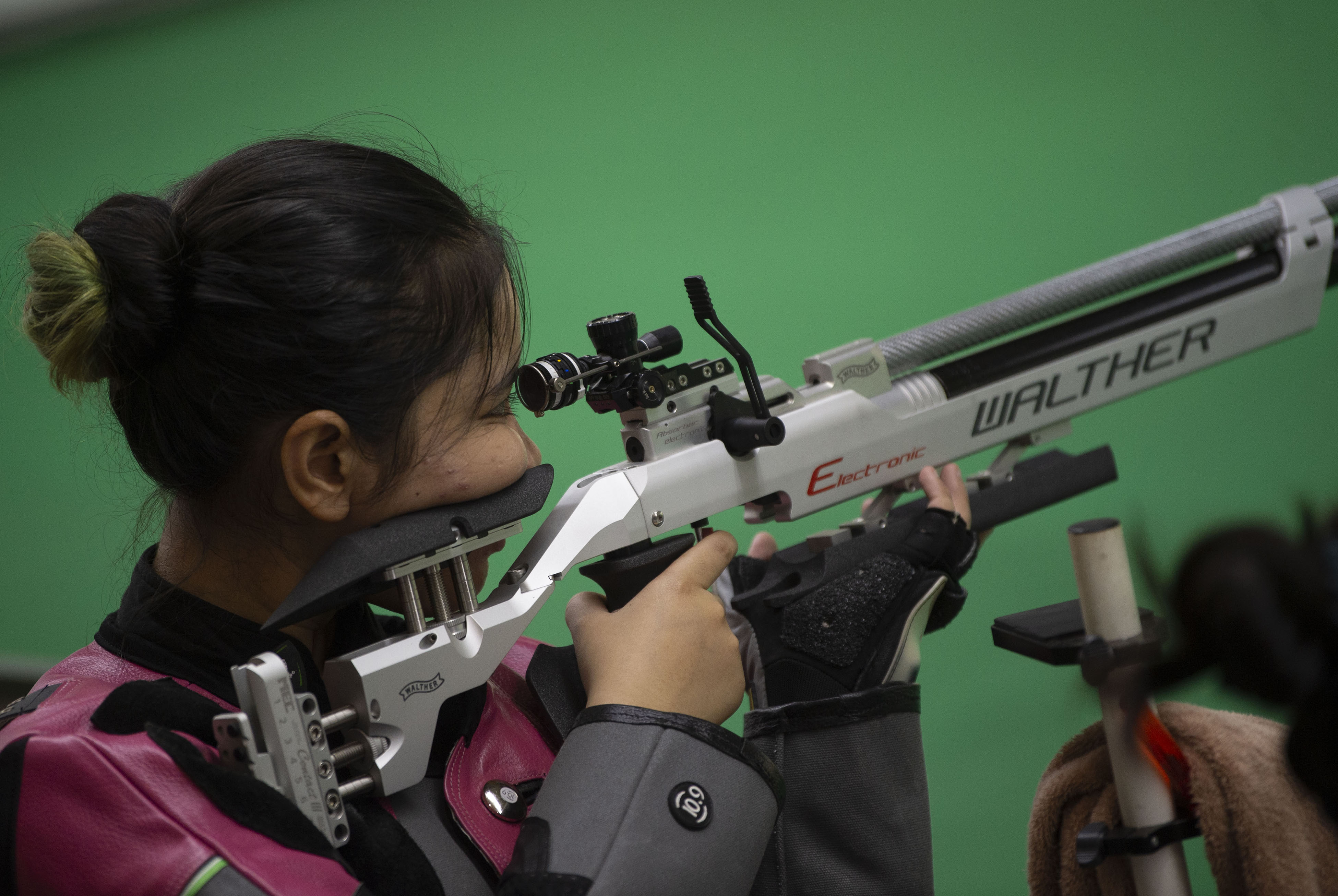 Petembak Vidya Rafika Rahmatan berlatih dalam Pelatnas cabang menembak di Lapangan Tembak Senayan, Jakarta.