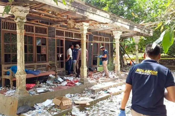 Tim Labfor Polda Jateng melakukan penyelidikan di lokasi ledakan petasan di Desa Ngabean, Kecamata Mirit, Kabupaten Kebumen.
