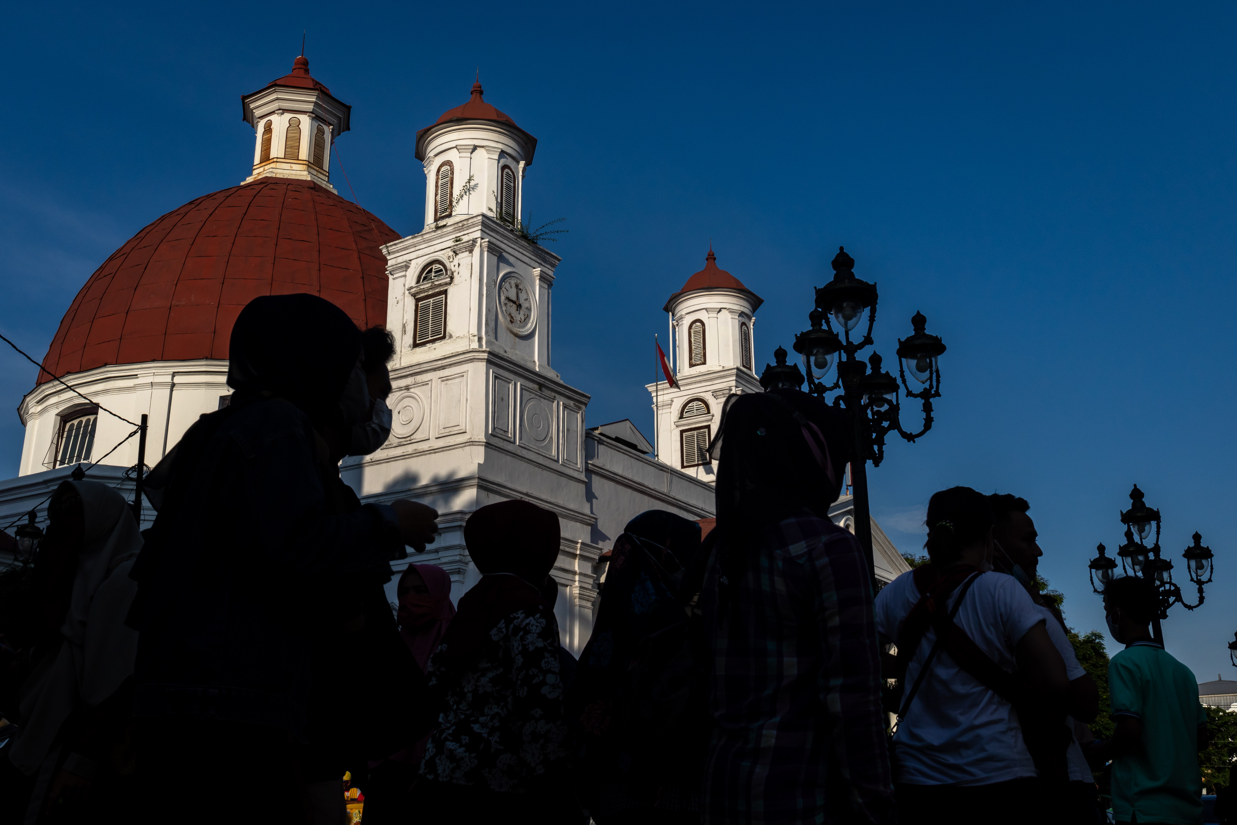  Wisatawan memadati kawasan Kota Lama di Semarang, Jawa Tengah, Jumat (25/12/2020)