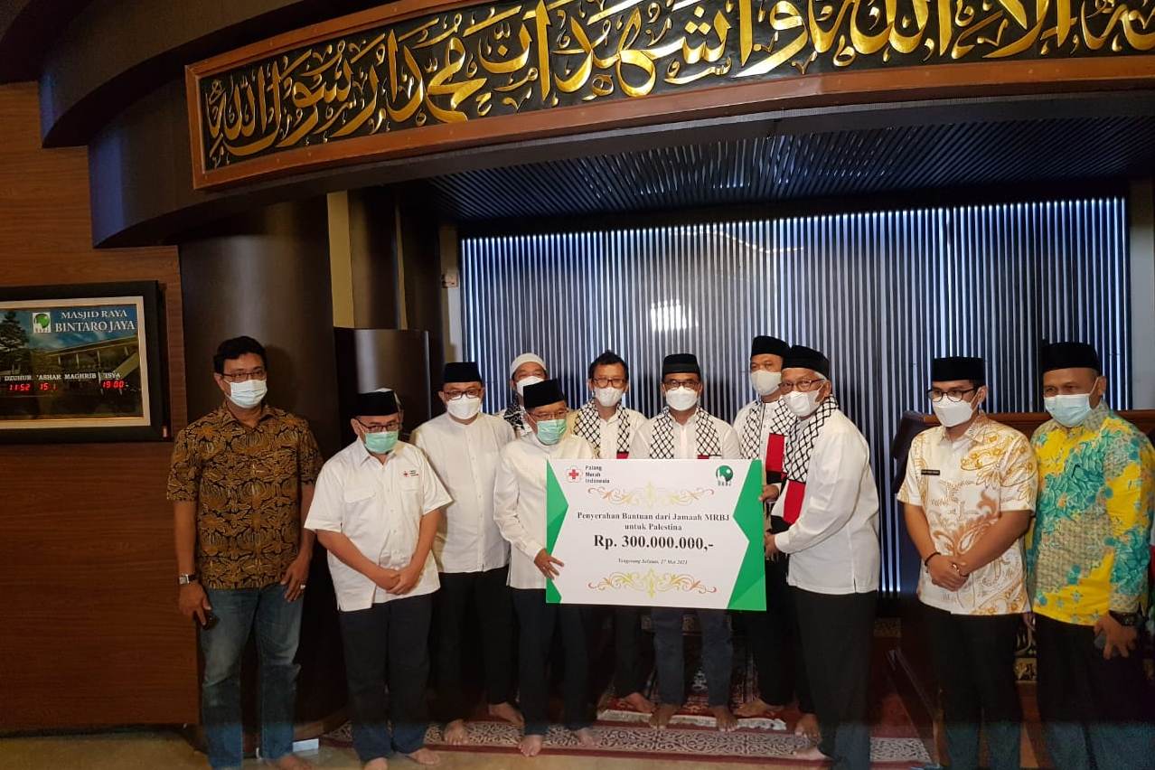 Bantuan kemanusiaan MRBJ untuk rakyat Palestina secara simbolis diserahkan kepada Ketua Umum PMI Jusuf Kalla.