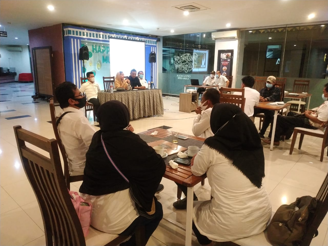 Ketua Umum Partai Era Masyarakat Sejahtera (Emas) Hasnaeni menyerahkan SK untuk ketua DPD dan DPC wilayah Jawa Tengah, Sabtu (15/5/2021). 