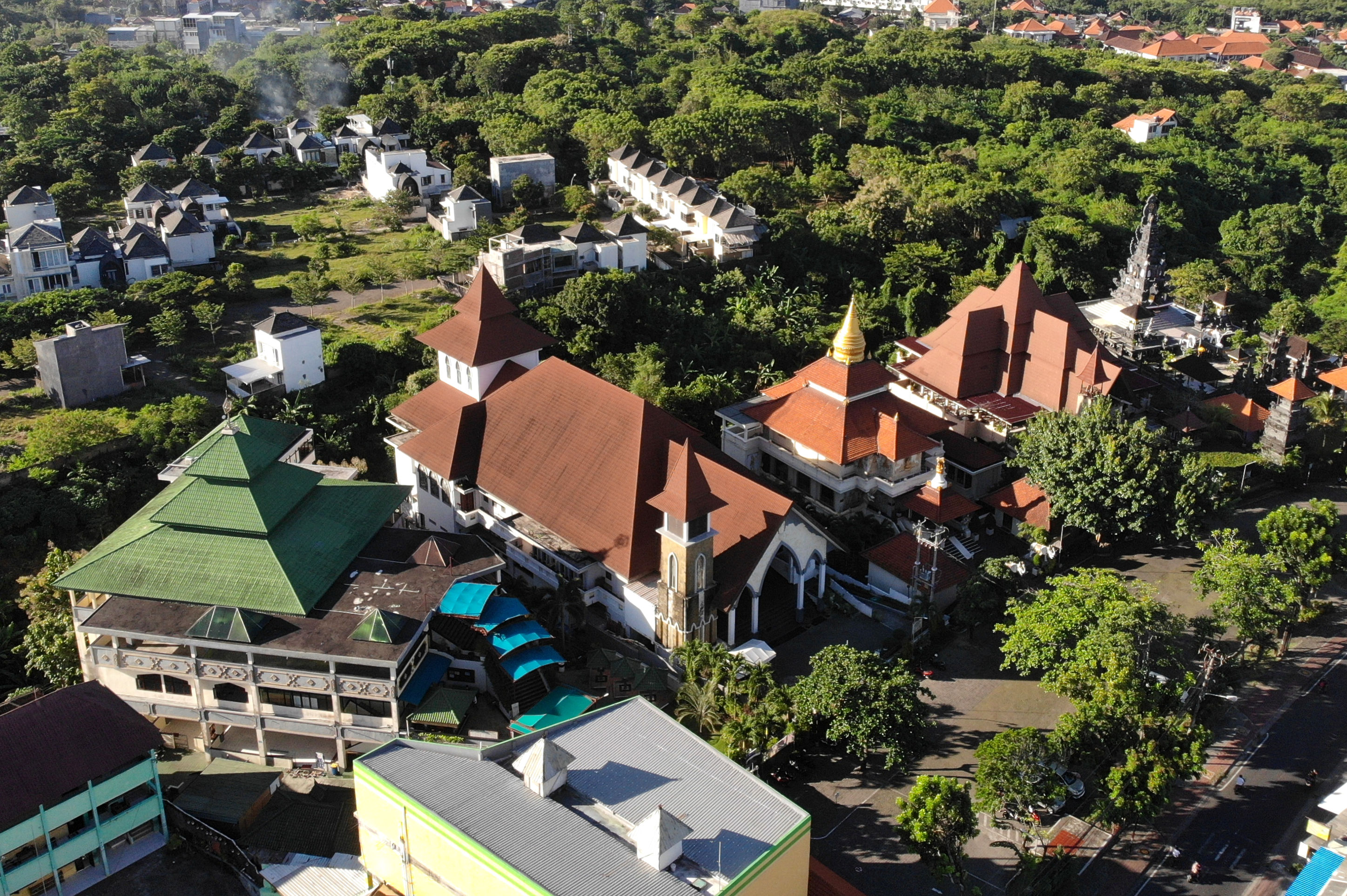  Foto udara Masjid Agung Ibnu Batutah (kiri), Gereja Katolik Maria Bunda Segala Bangsa (kedua kiri), Vihara Buddha Guna (tengah), Gereja Pro