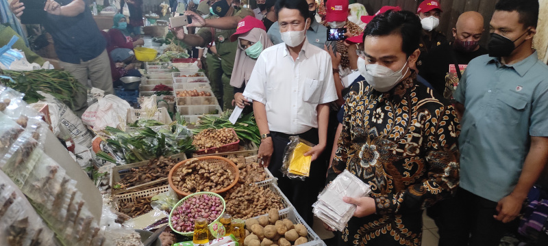 Wali Kota Surakarta Gibran Rakabuming Raka saat meninjau harga kebutuhan pokok di Pasar Nusukan, Surakarta, Kamis (6/5/2021)