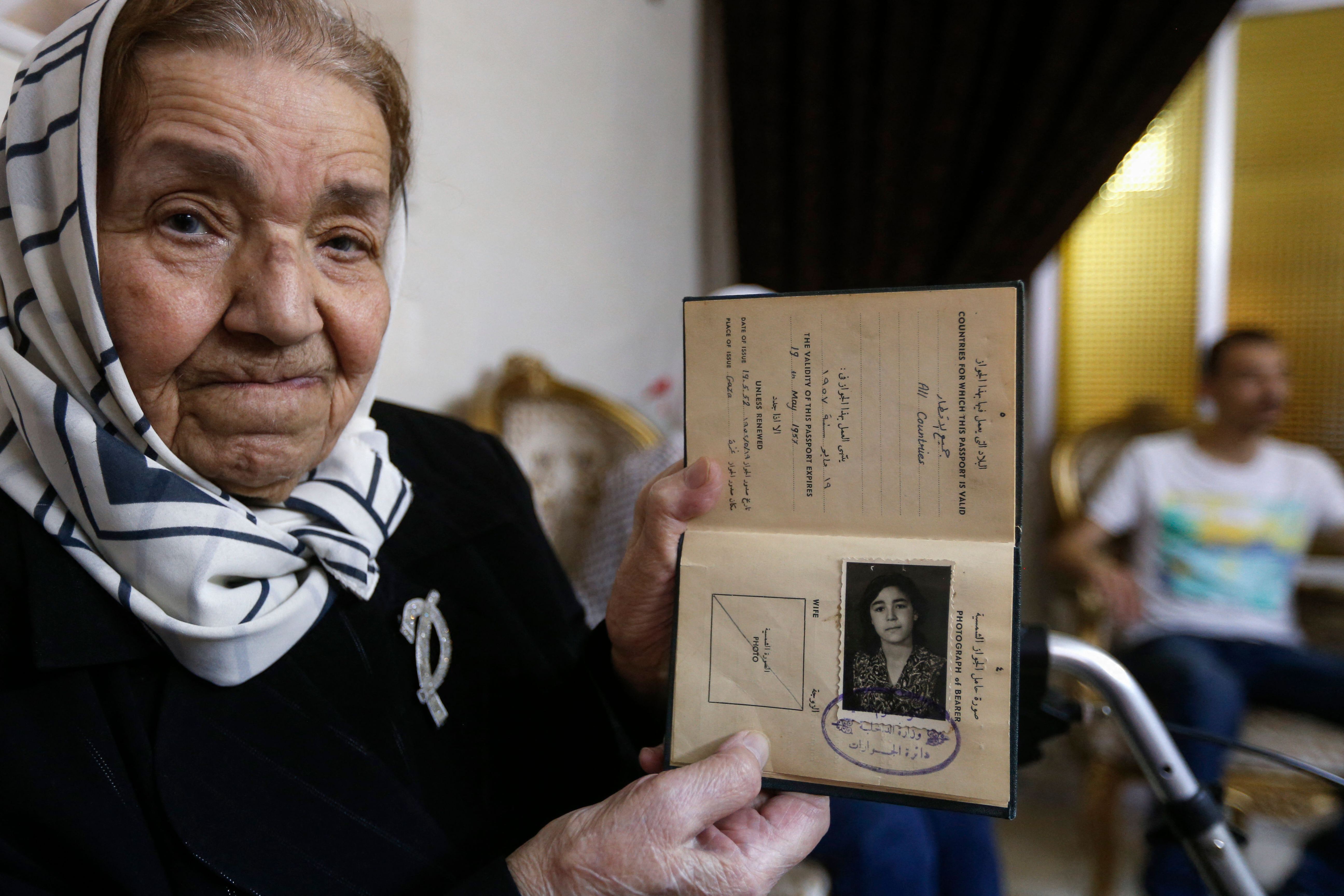 Pengungsi Palestina Rahma Abdul Qadir Bamiyeh, 85, menunjukkan dokumen perjalanan aslinya di rumahnya, Damaskus, beberapa waktu lalu.