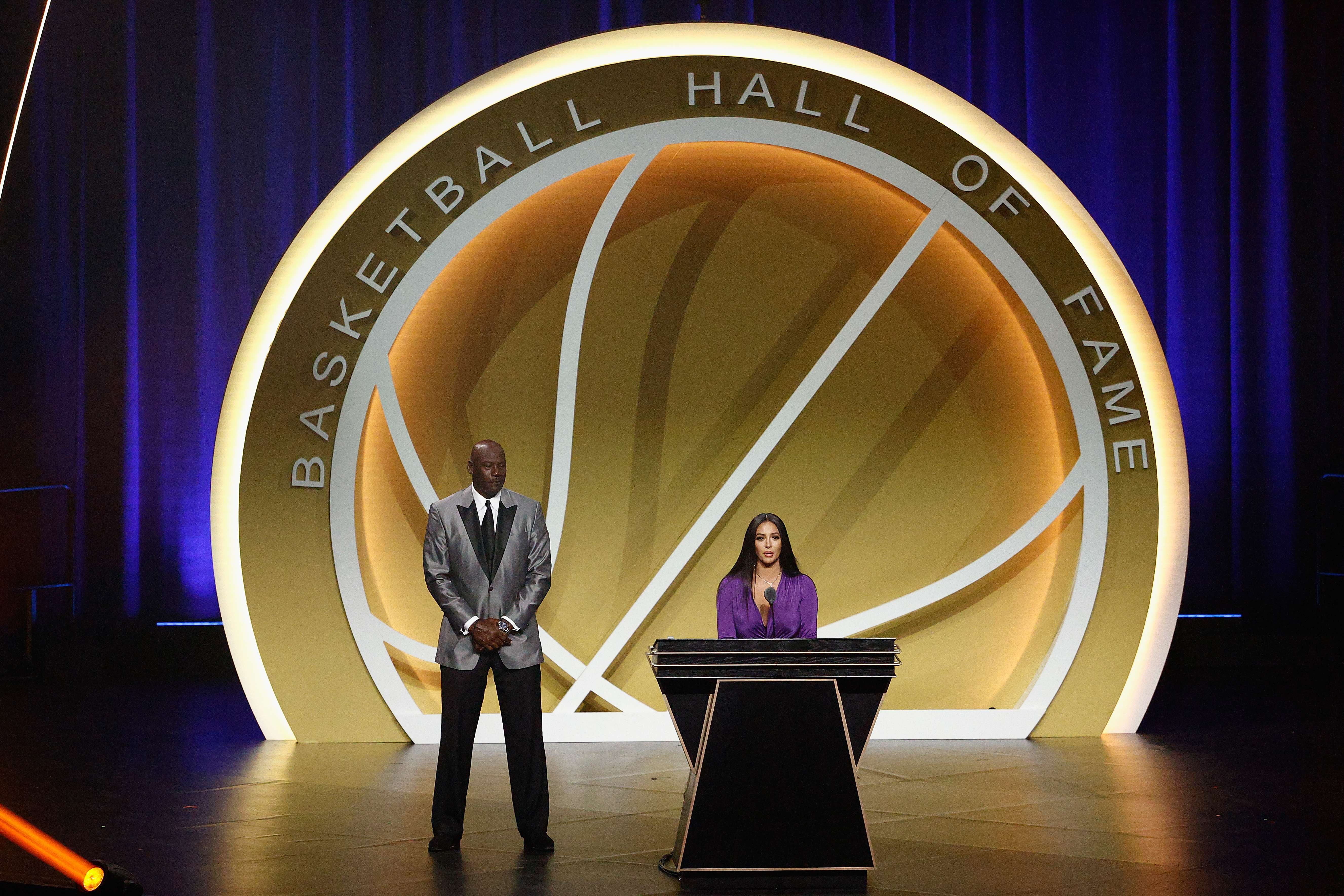 istri mendiang Kobe Bryant, Vanessa Bryant memberikan pidato di penganugerahan Hall of Fame untuk Kobe