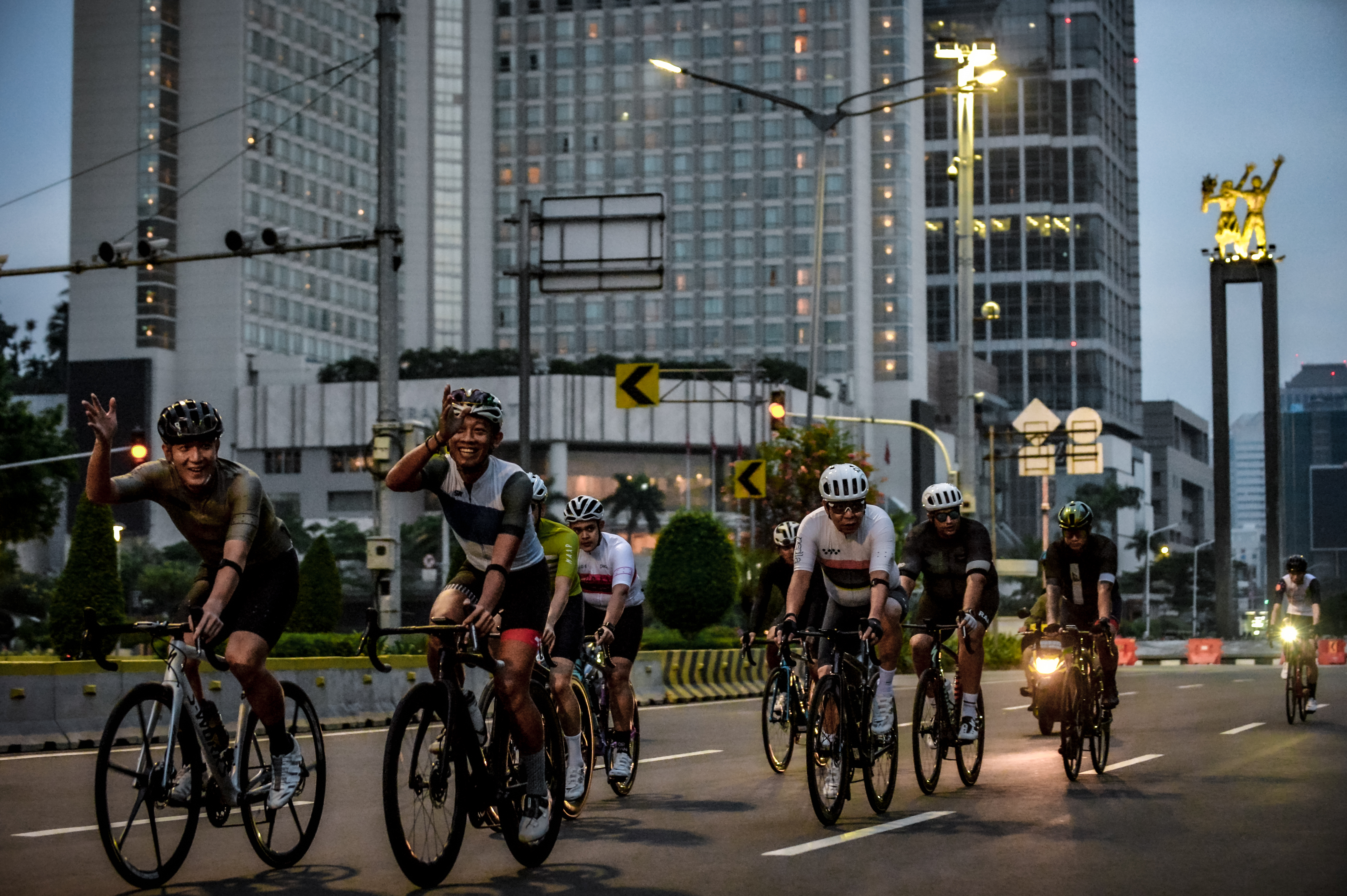 Komunitas Sepeda Partai NasDem saat berkeliling di Jakarta.
