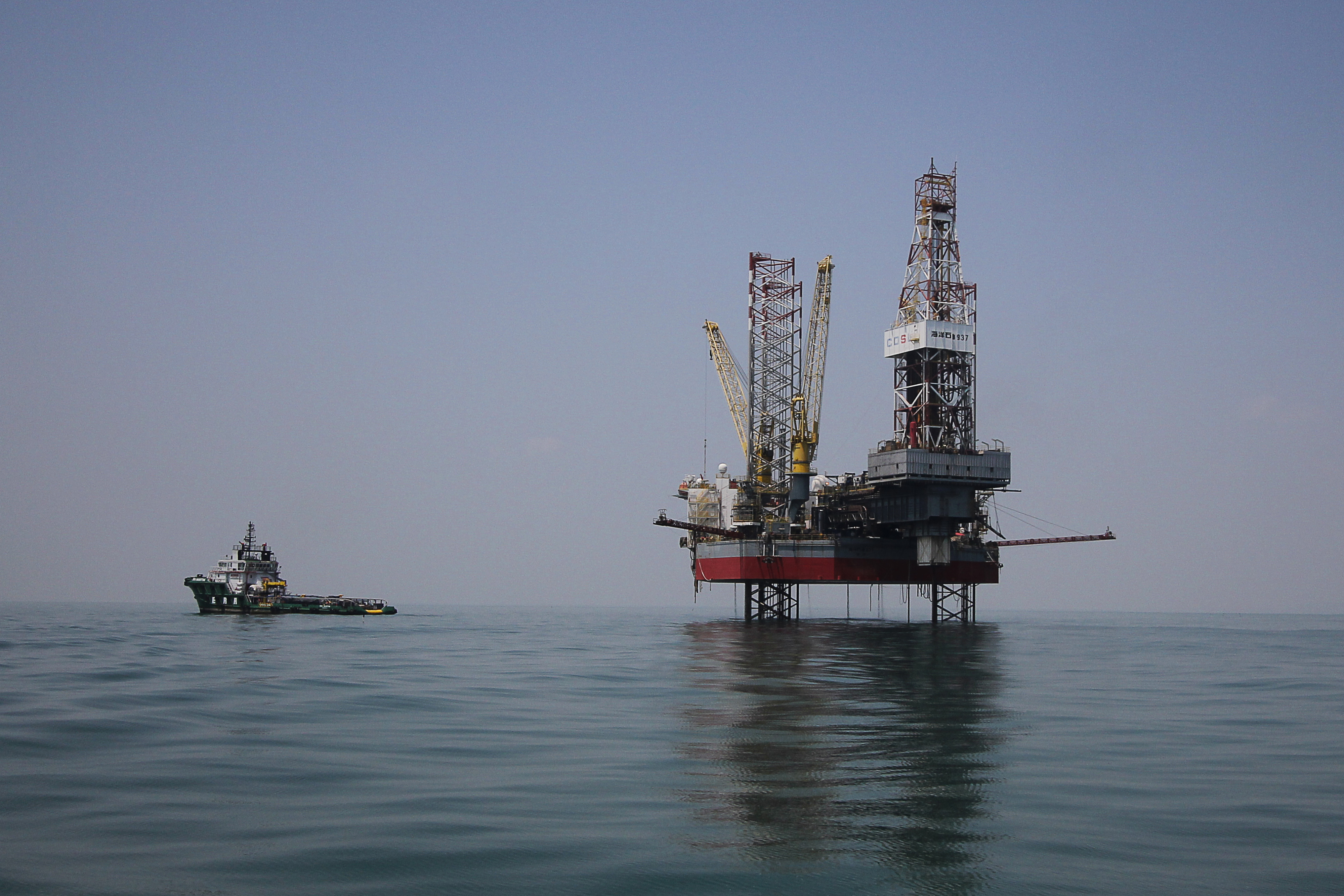 Ilustrasi kegiatan ekplorasi minyak bumi di lepas pantai.