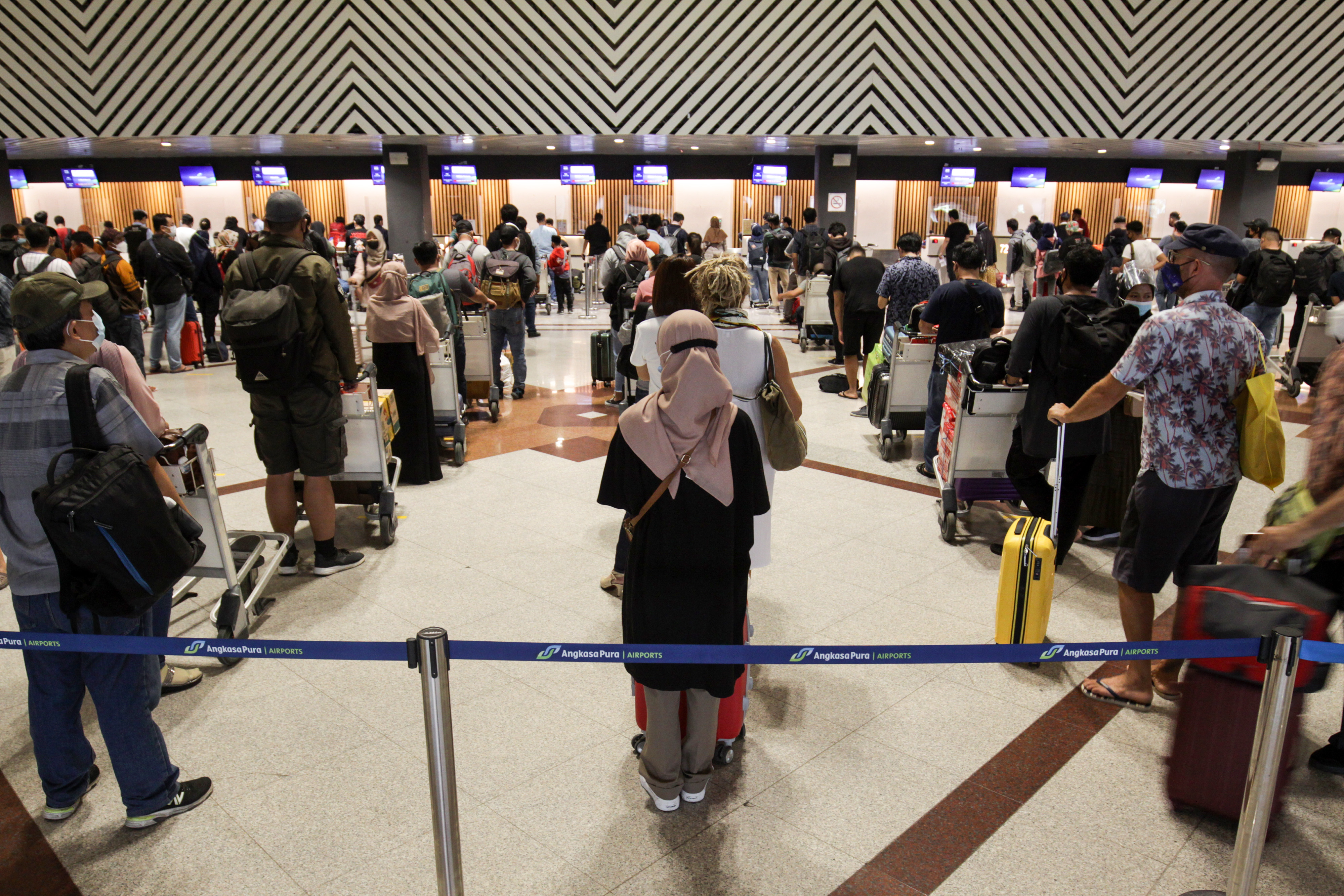 Calon penumpang mengantre di loket check in Bandara Internasional Juanda Surabaya di Sidoarjo, Jawa Timur, Rabu (5/5/2021)