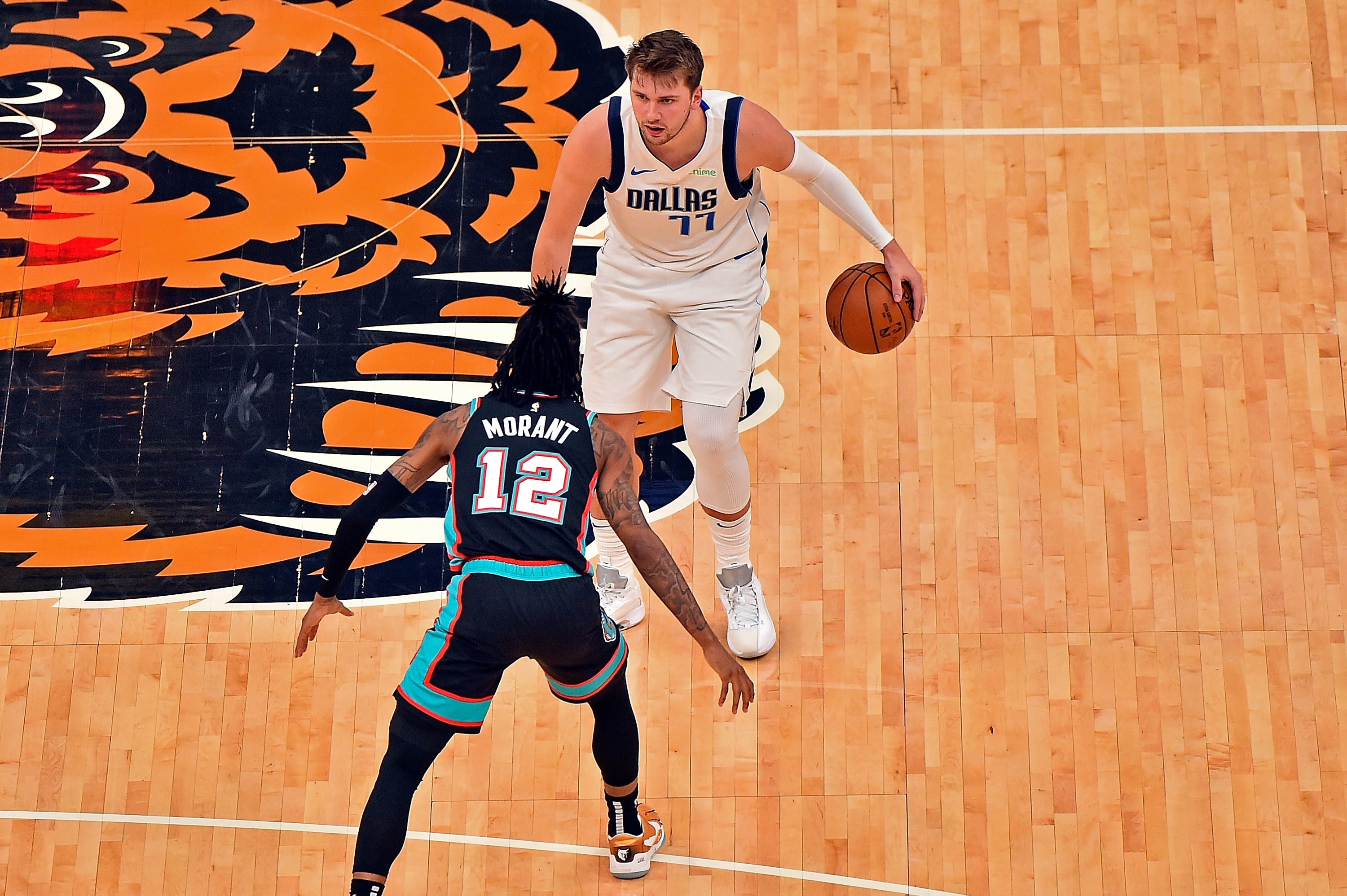 Pebasket Dallas Mavericks saat menghadapi pebasket Memphis Grizzlies.