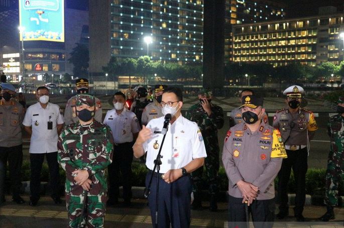 Gubernur DKI Jakarta Anies Baswedan (tengah) memberikan keterangan usai patroli gabungan di Bundaran HI, Rabu (12/5) malam.