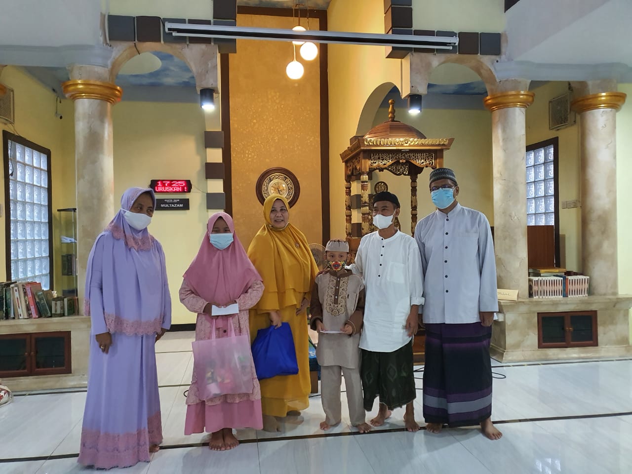 Ketua DKM Al Furqon Ir Rahmat (baju putih) dan Ust.Slamet Riyadi (baju biru) serta ummahat.