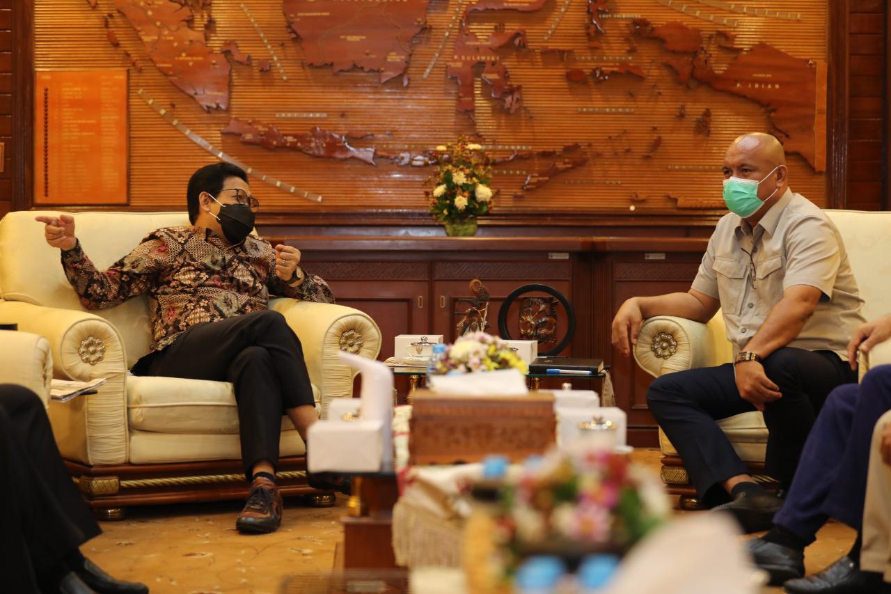 Mendes dan PDTT Abdul Halim Iskandar menerima audiensi Bupati Nias Utara, Amizaro Waruwu di ruang kerjanya, Jakarta, Kamis (27/5).