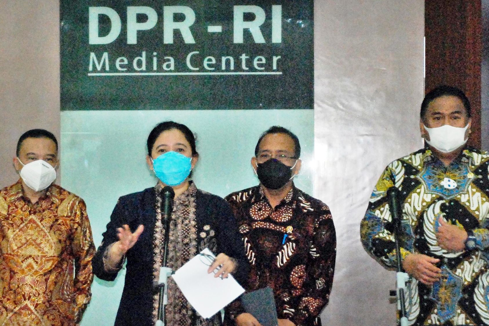 Ketua DPR RI Dr (HC) Puan Maharani (kedua dari kiri).