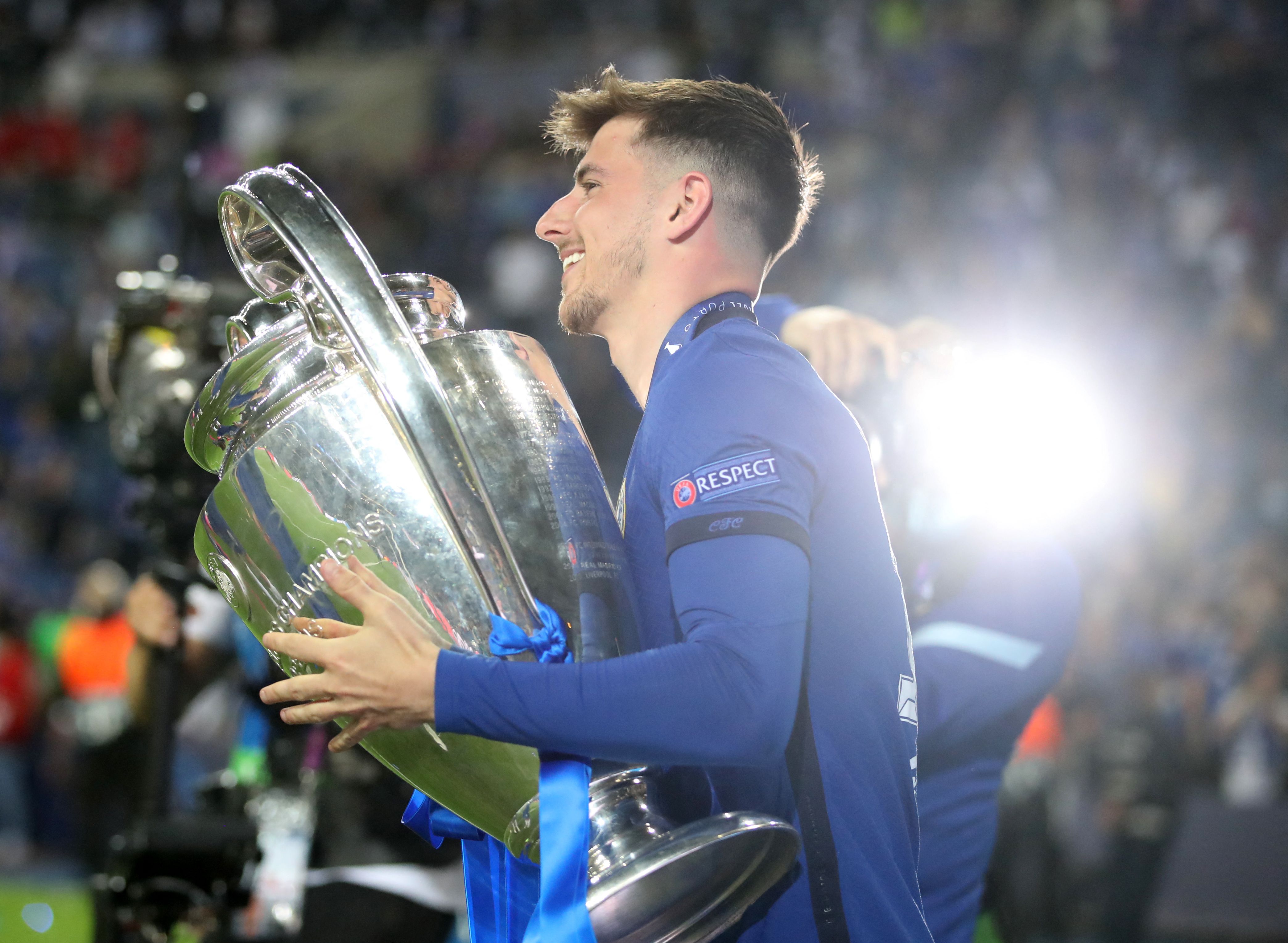 Gelandang Chelsea membawa trofi Liga Champions.