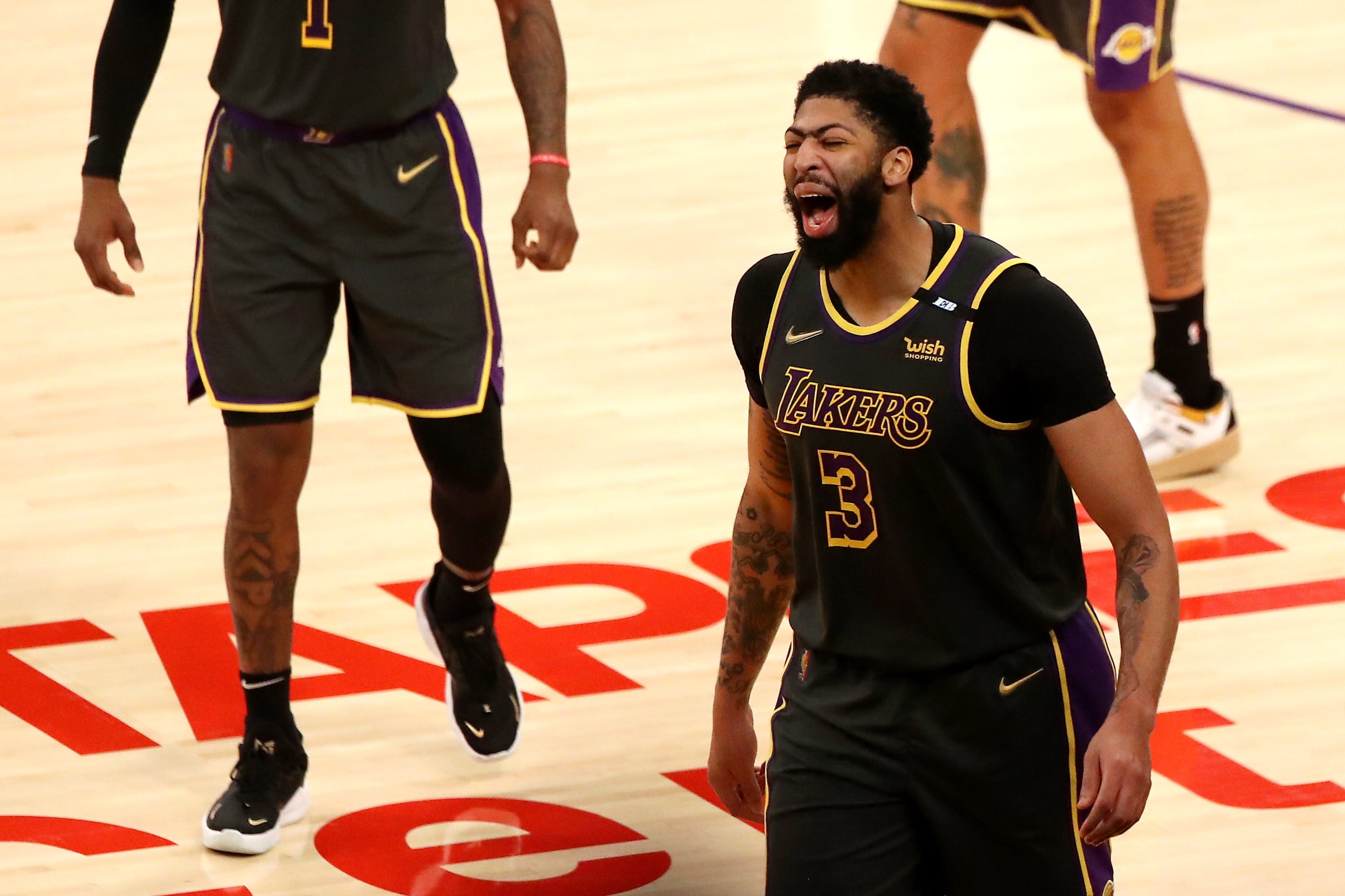 Anthony Davis, pemain Los Angeles Lakers, saat bereaksi di lapangan.