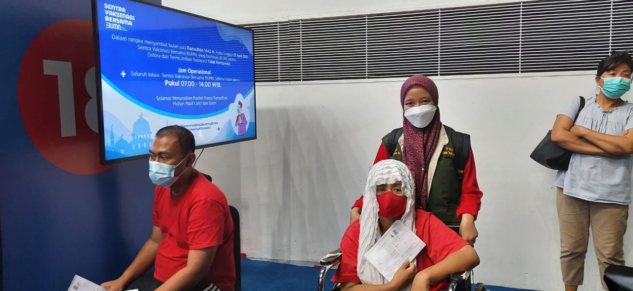 Warga penyandang disabilitas dan pendampingnya menunggu giliarn menerima vaksin covid-19.