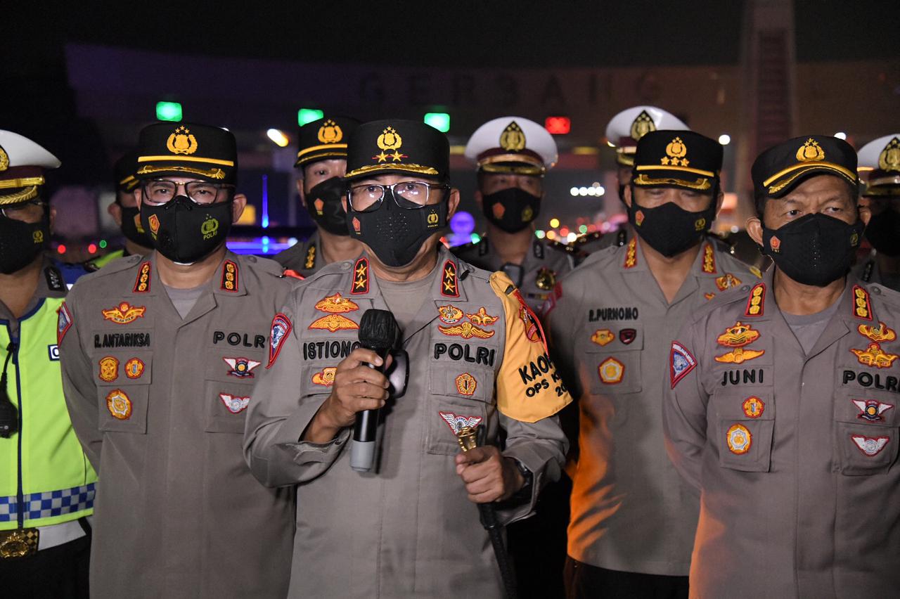 Kepala Korps Lalu Lintas (Kakorlantas) Polri Irjen Istiono di GT Cikupa, Tangerang, Jumat (7/5) malam.