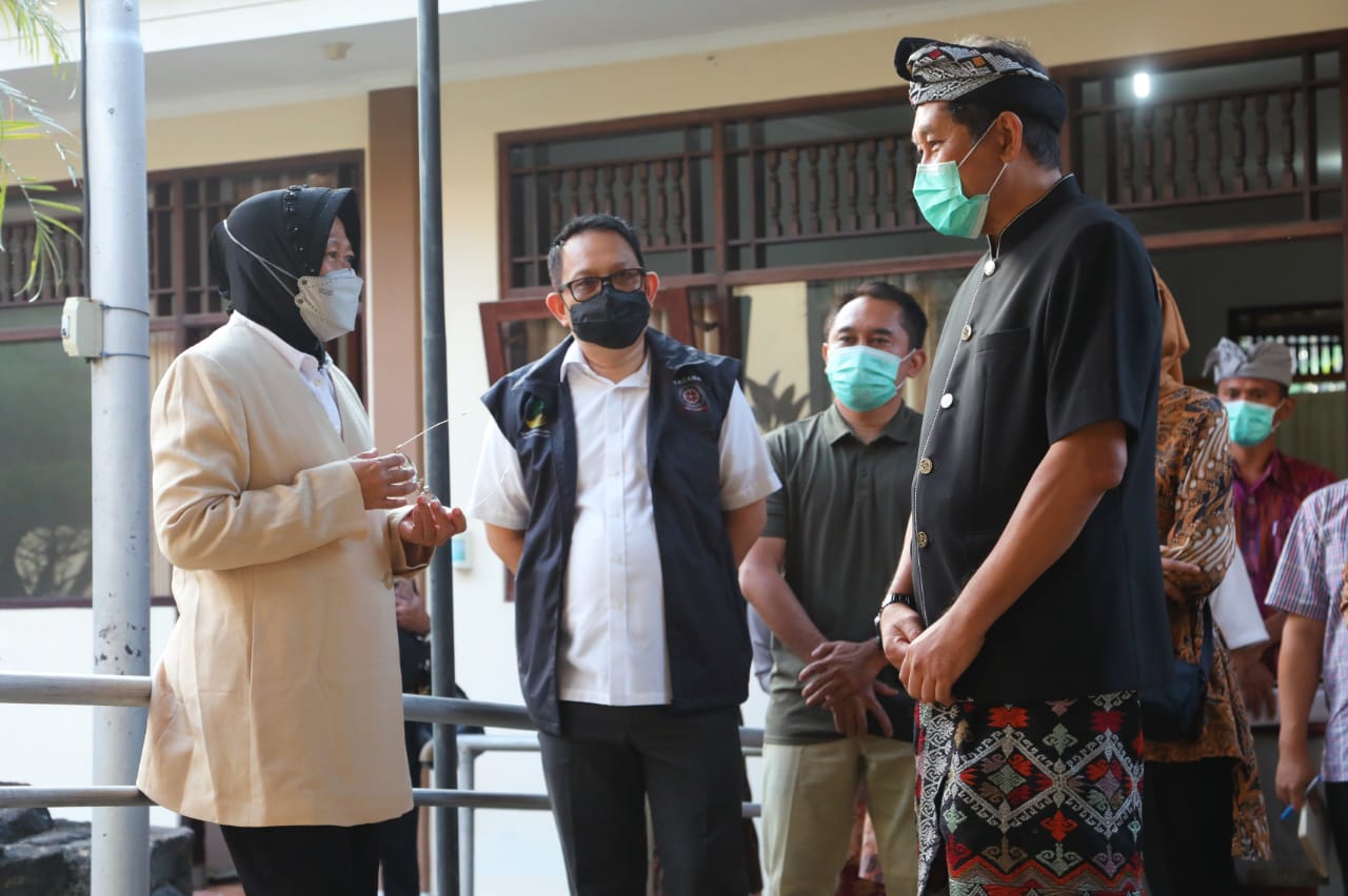 Mensos Tri Rismaharini (kiri).