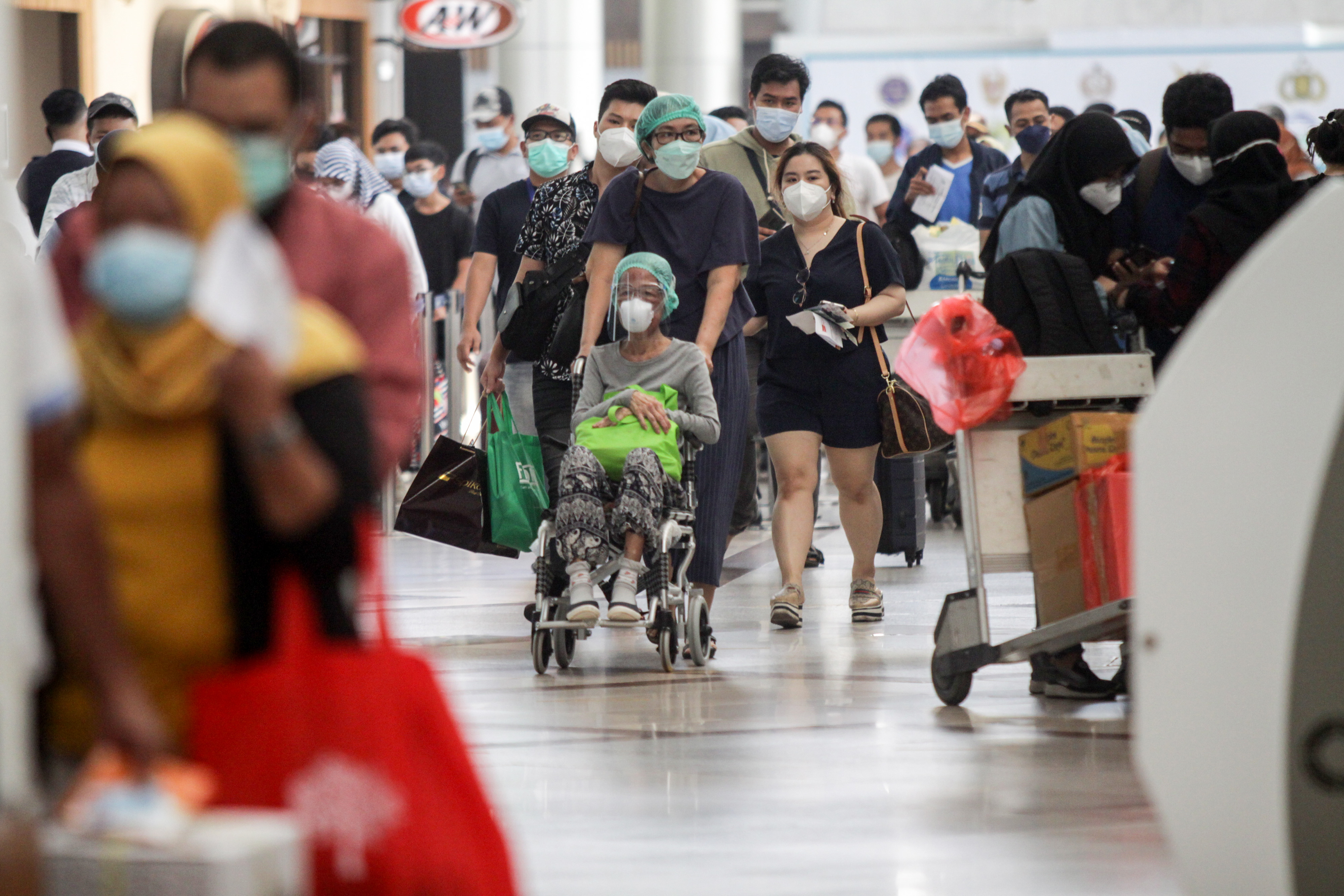 Calon penumpang berjalan di lobby Bandara Internasional Juanda Surabaya di Sidoarjo, Jawa Timur, Selasa (18/5/2021).