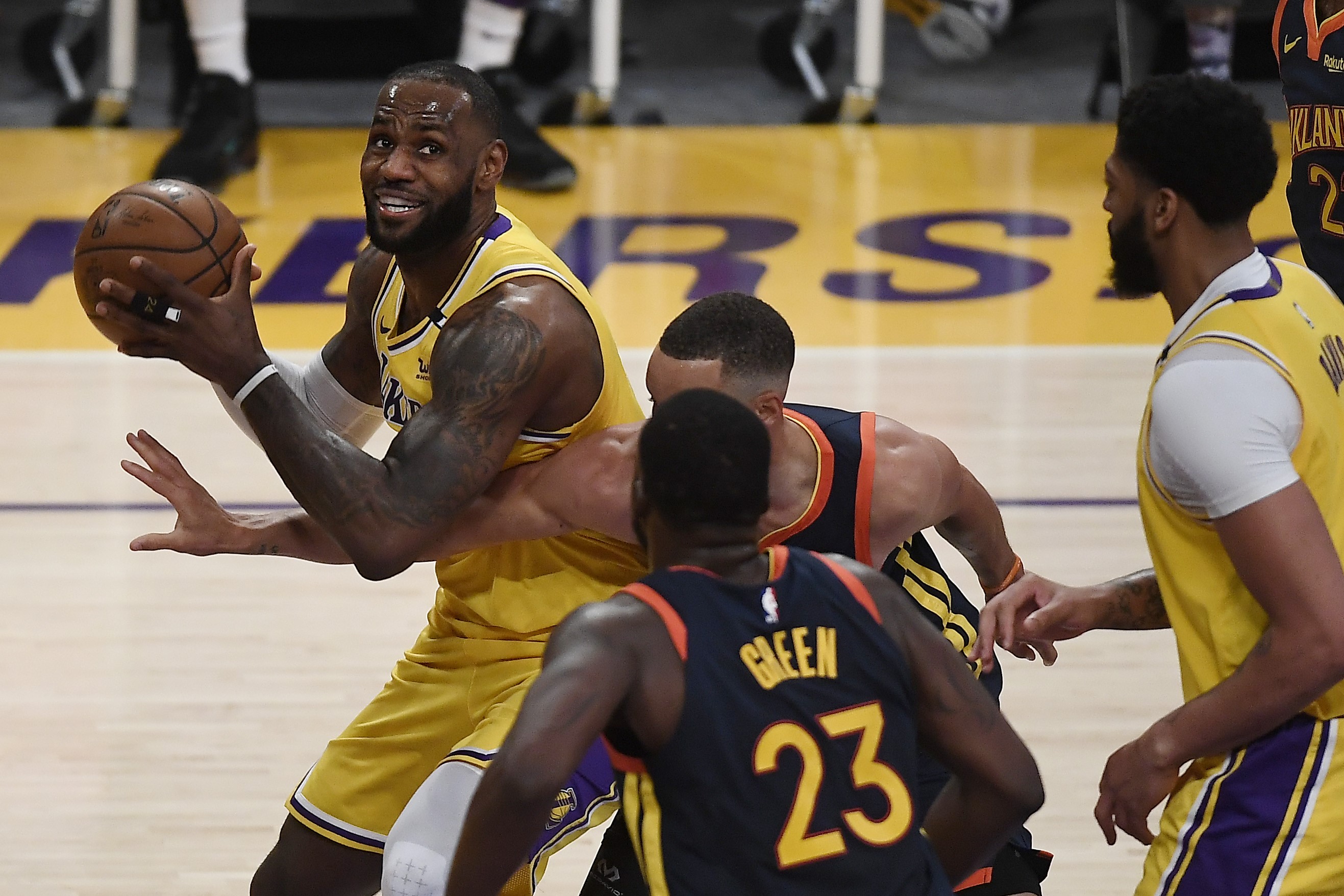 Tembakan Tiga Angka LeBron James Bawa Lakers Melaju ke Play-Off