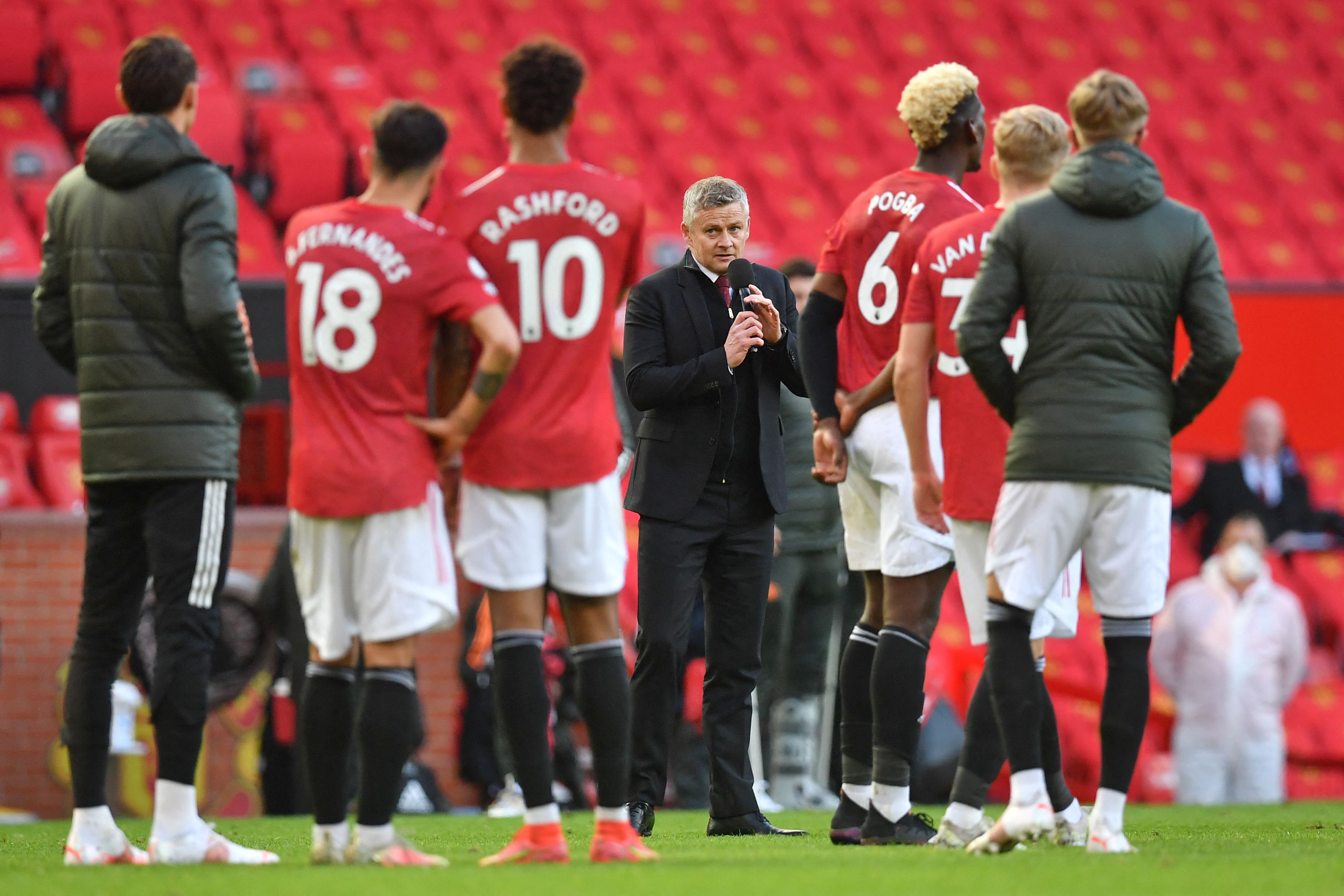 Manager MU, Ole Gunnar Solskjaer (tengah), memberi arahan kepada para pemainnya saat tim menhadapi Fulham di Old Trafford.