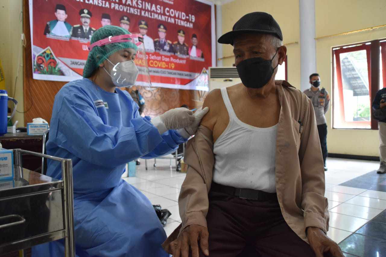 Vaksinator memberikan vaksinasi Covid-19 untuk lansia di Kalimantan Tengah, Sabtu (22/5/2021)