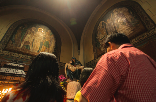 Umat Kristiani berdoa saat ibadah Kenaikan Isa Almasih di Gereja Katedral, Jakarta, Kamis (25/5).