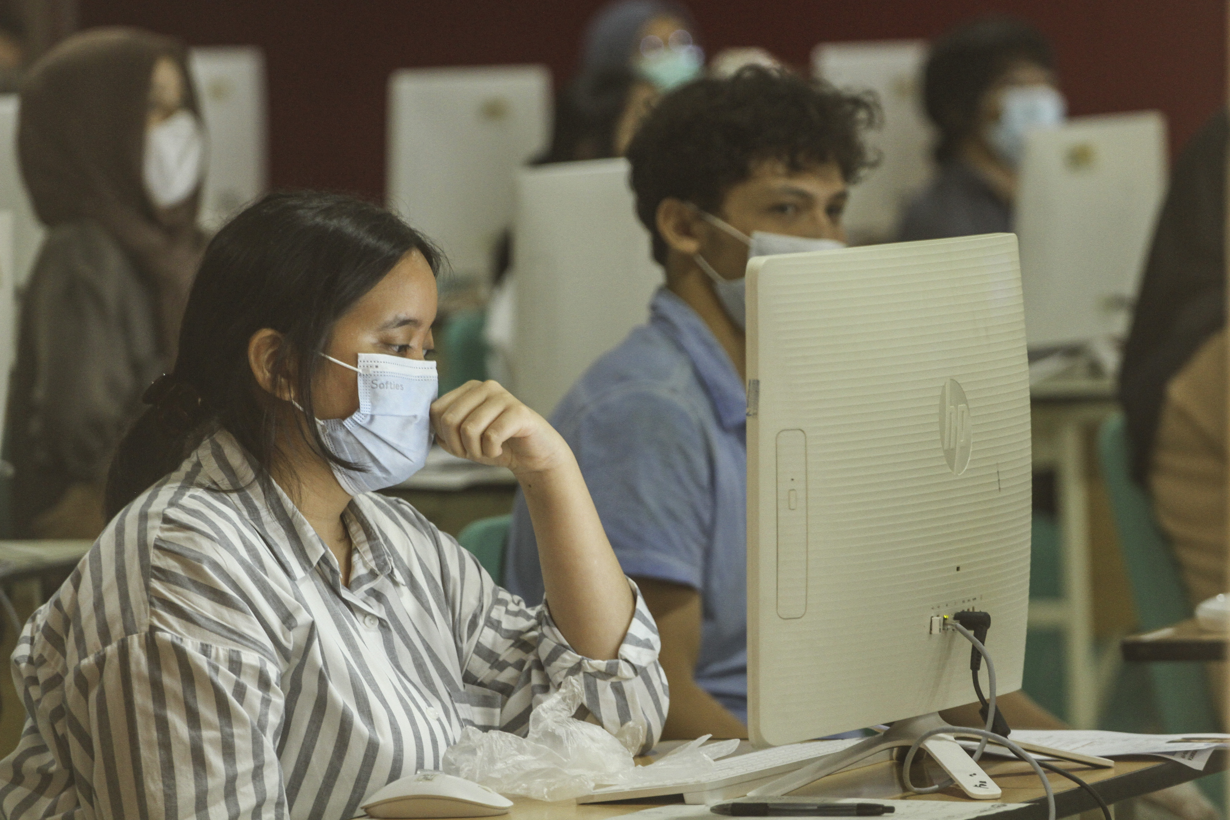 Calon mahasiswa mengikuti UTBK SBMPTN
