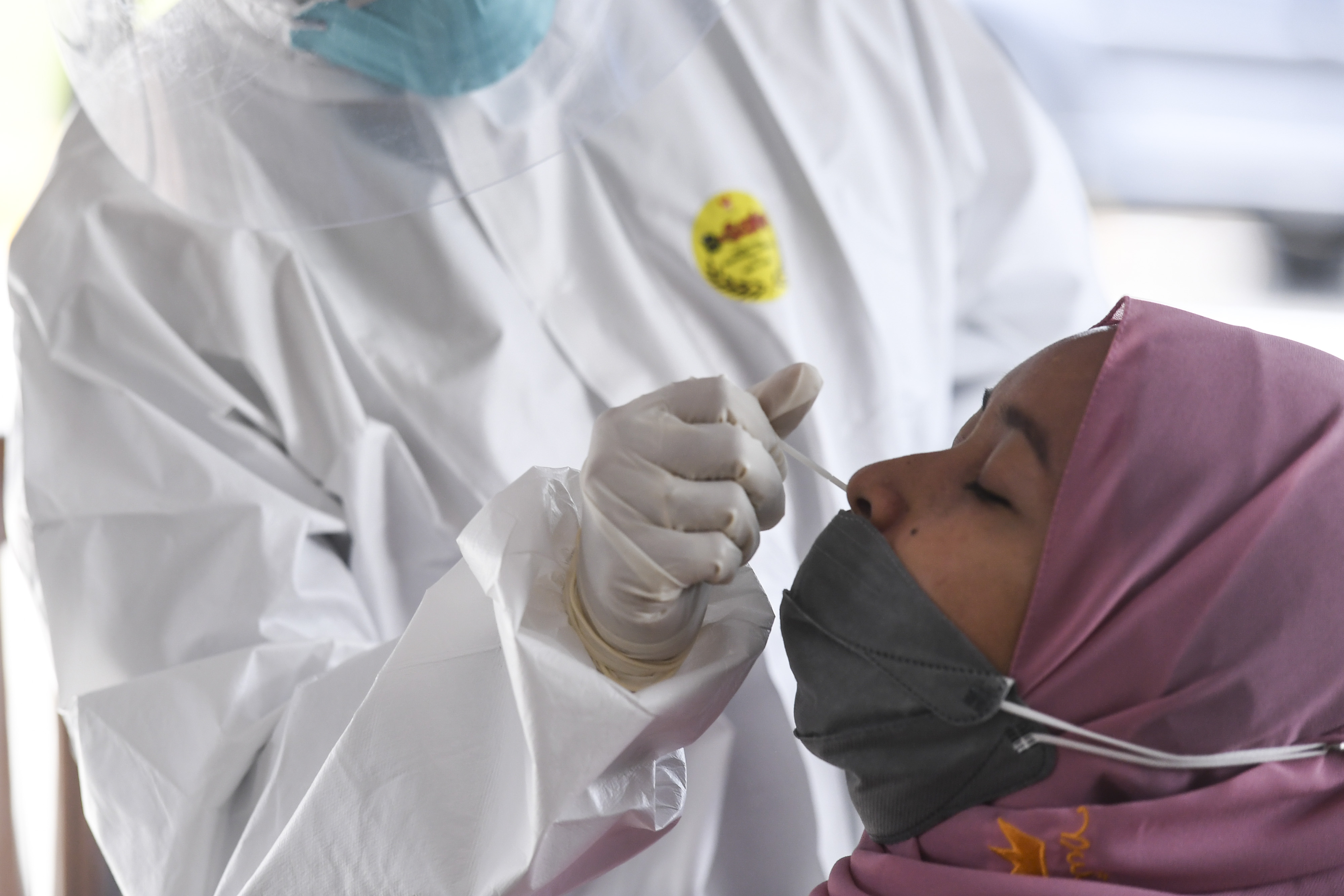 Petugas kesehatan melakukan Swab Antigen