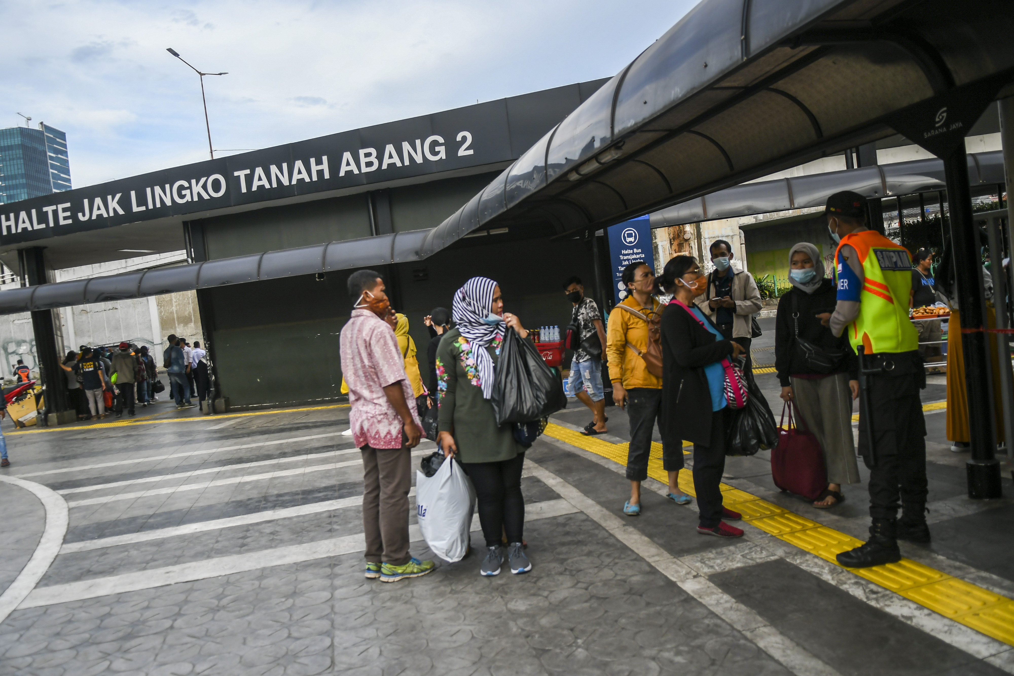 Calon penumpang menunggu fasilitas bus gratis dari stasiun Tanah Abang ke Stasiun Palmerah