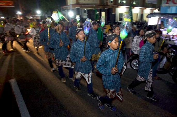 Sejumlah umat muslim mengikuti pawai takbir keliling di Seyegan, Sleman, Daerah Istimewa Yogyakarta sebelum pandemi.