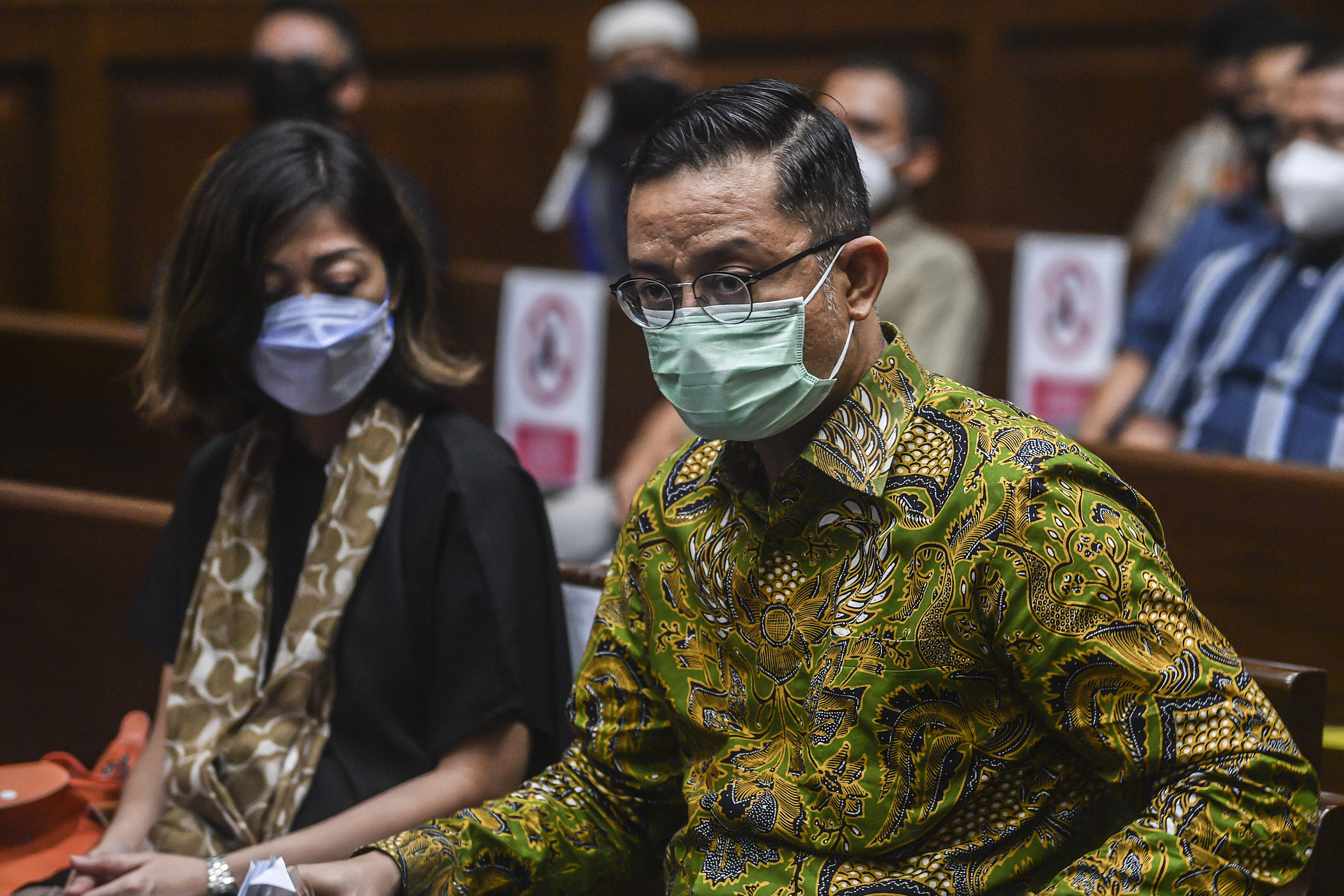 Terdakwa korupsi bansos se-Jabodetabek tahun 2020 Juliari Batubara (kanan) bersiap mengikuti sidang lanjutan di Pengadilan Tipikor, Jakarta.
