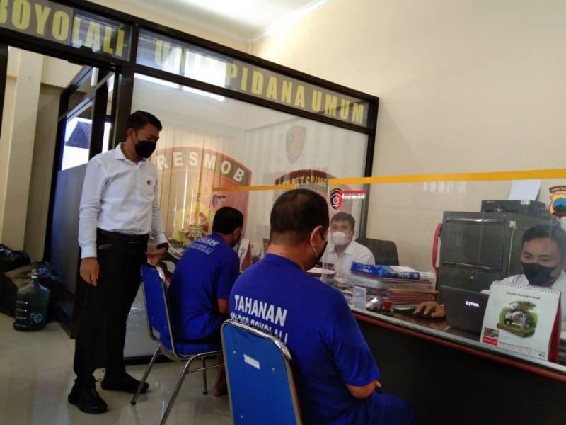 Para tersangka komplotan penipu diperiksa penyidik Polres Boyolali, Selasa (4/5)