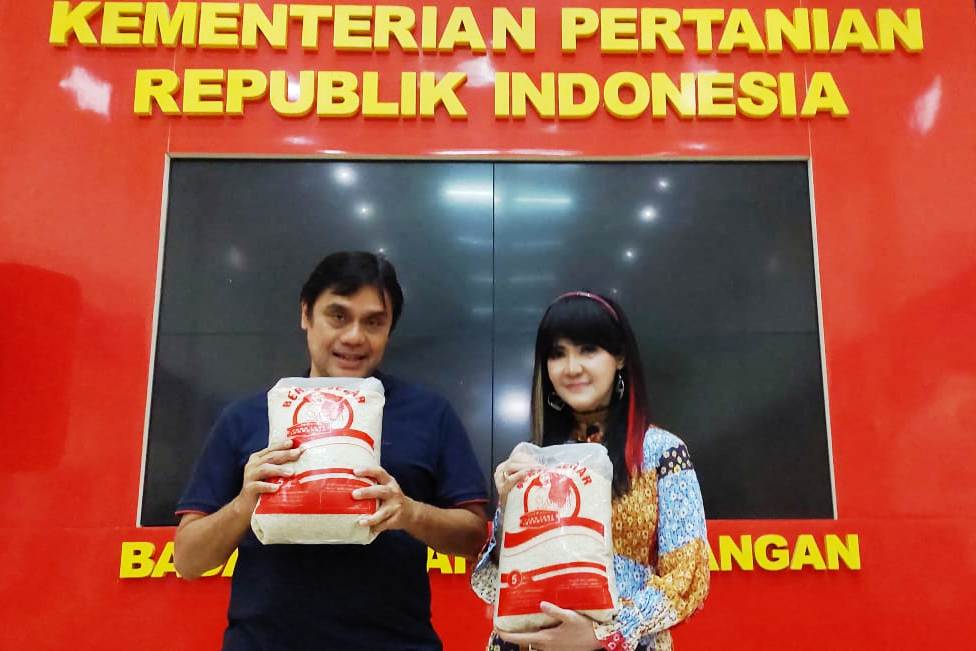 Dwika Darmawan dan Ita Purnamasari saat berbelanja di Pasar Mitra Tani Kementan.