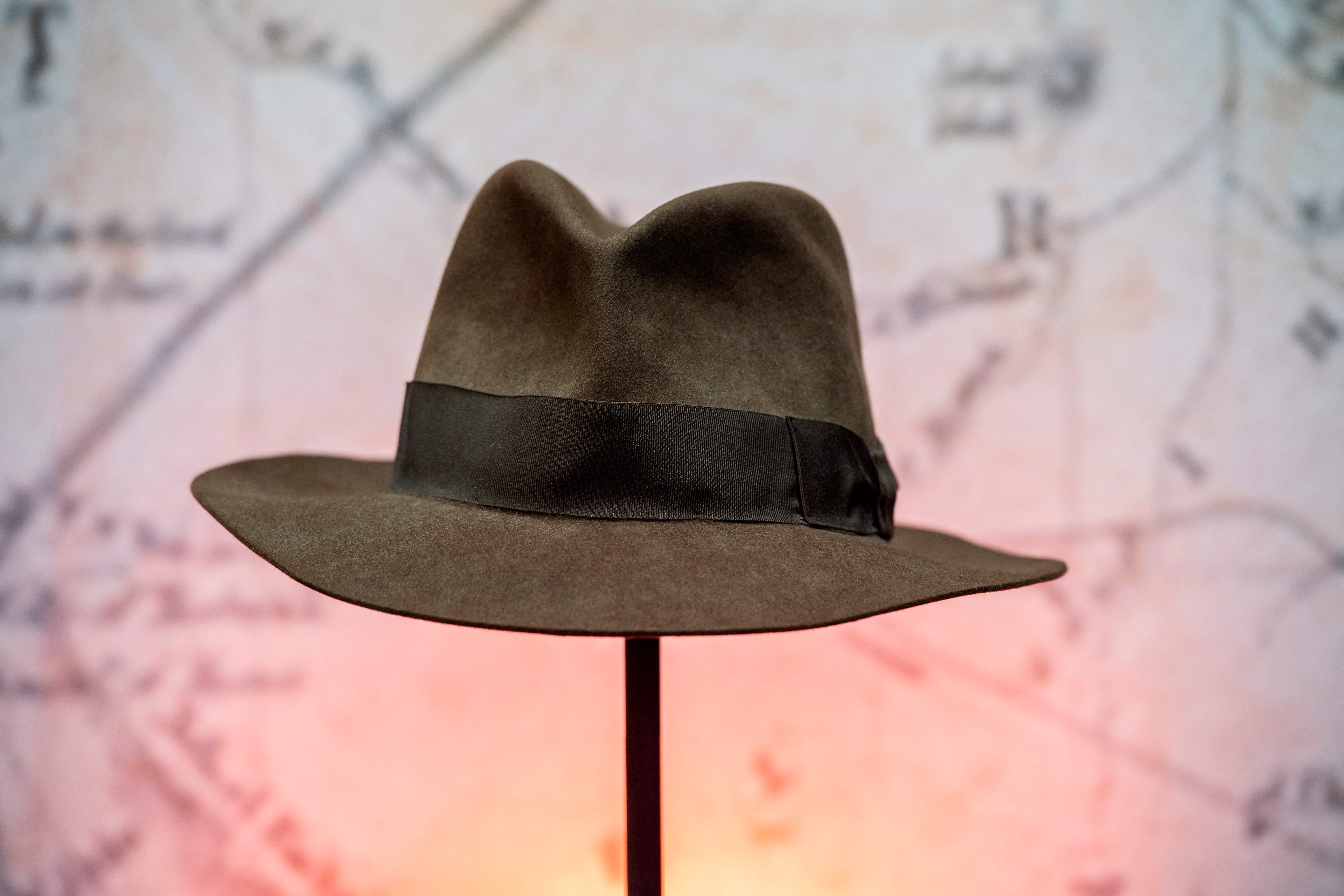Topi fedora yang dikenakan Harrison Ford dalam film Indiana Jones and the Temple of Doom akan dilelang.