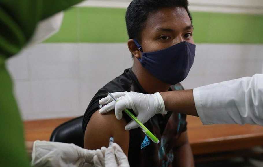 Seorang warga mendapat suntik vaksin Covid-19 di Rumah Sakit Umum Mugda saat vaksinasi nasional dimulai di Dhaka, Bangladesh.