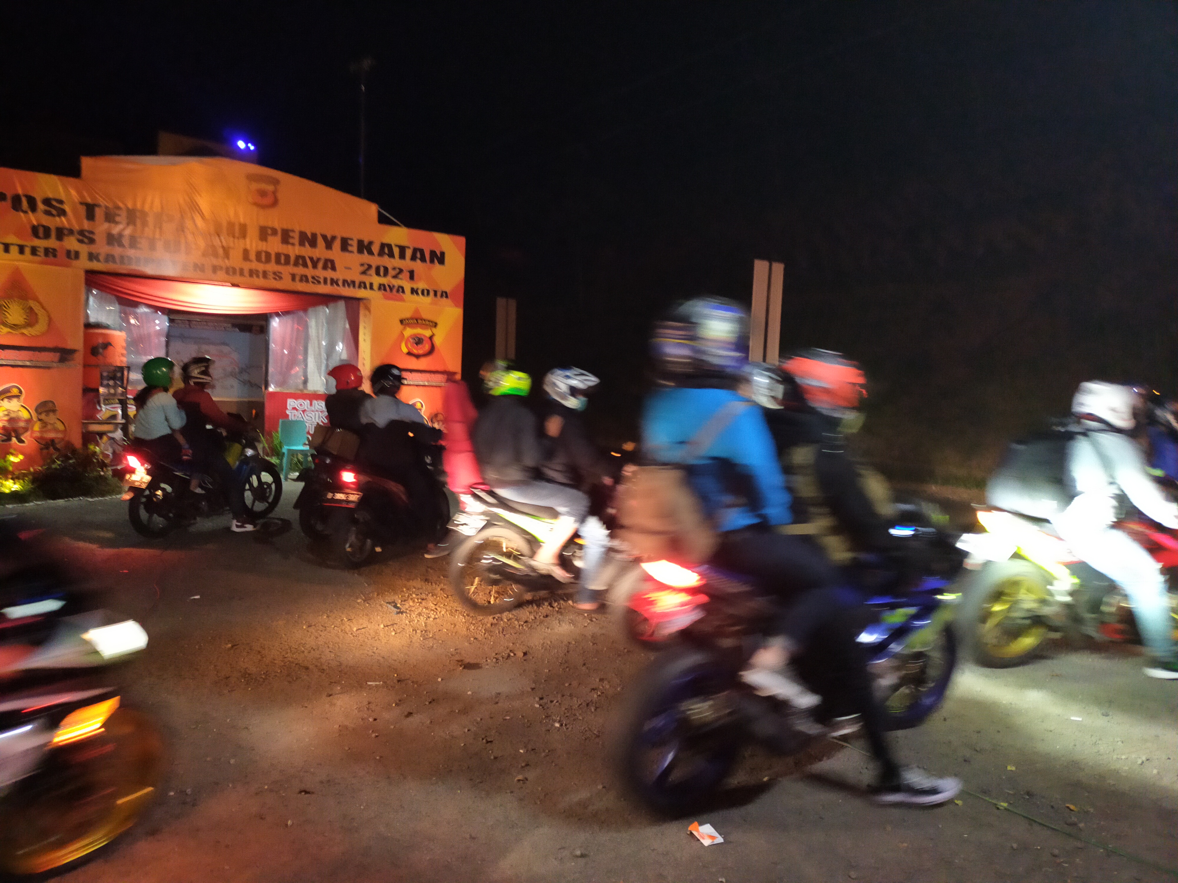 Ratusan sepeda motor dari Bandung ke Tasikmalaya diputar balik di Pos Gentong, Kab.Tasikmalaya, Minggu (9/5) dinihari.