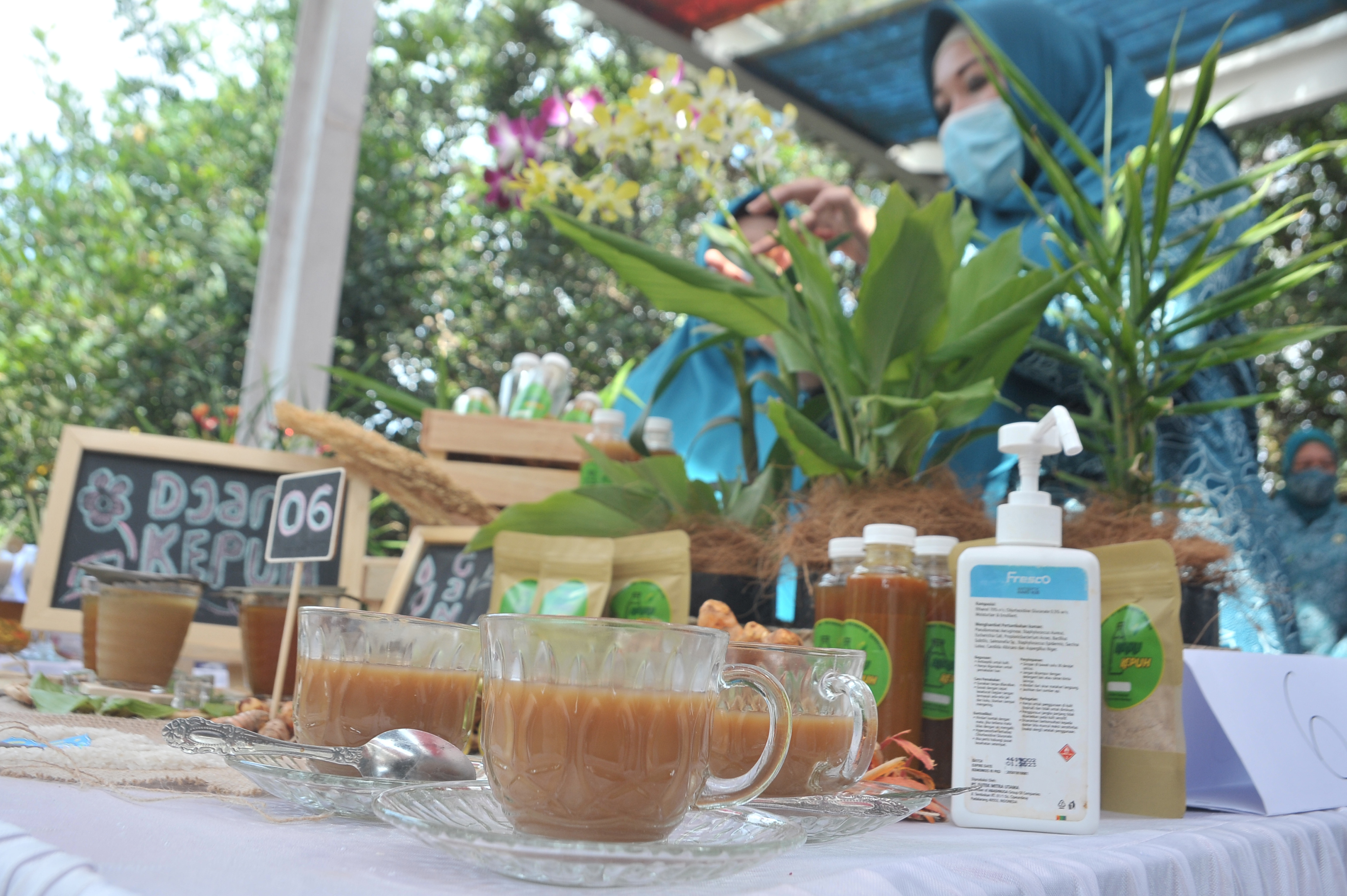 Produk jamu racikan pada lomba minuman tradisional dari tanaman obat keluarga di Rumah Dinas Walikota Palembang,Sumsel, Selasa (17/11/2020).