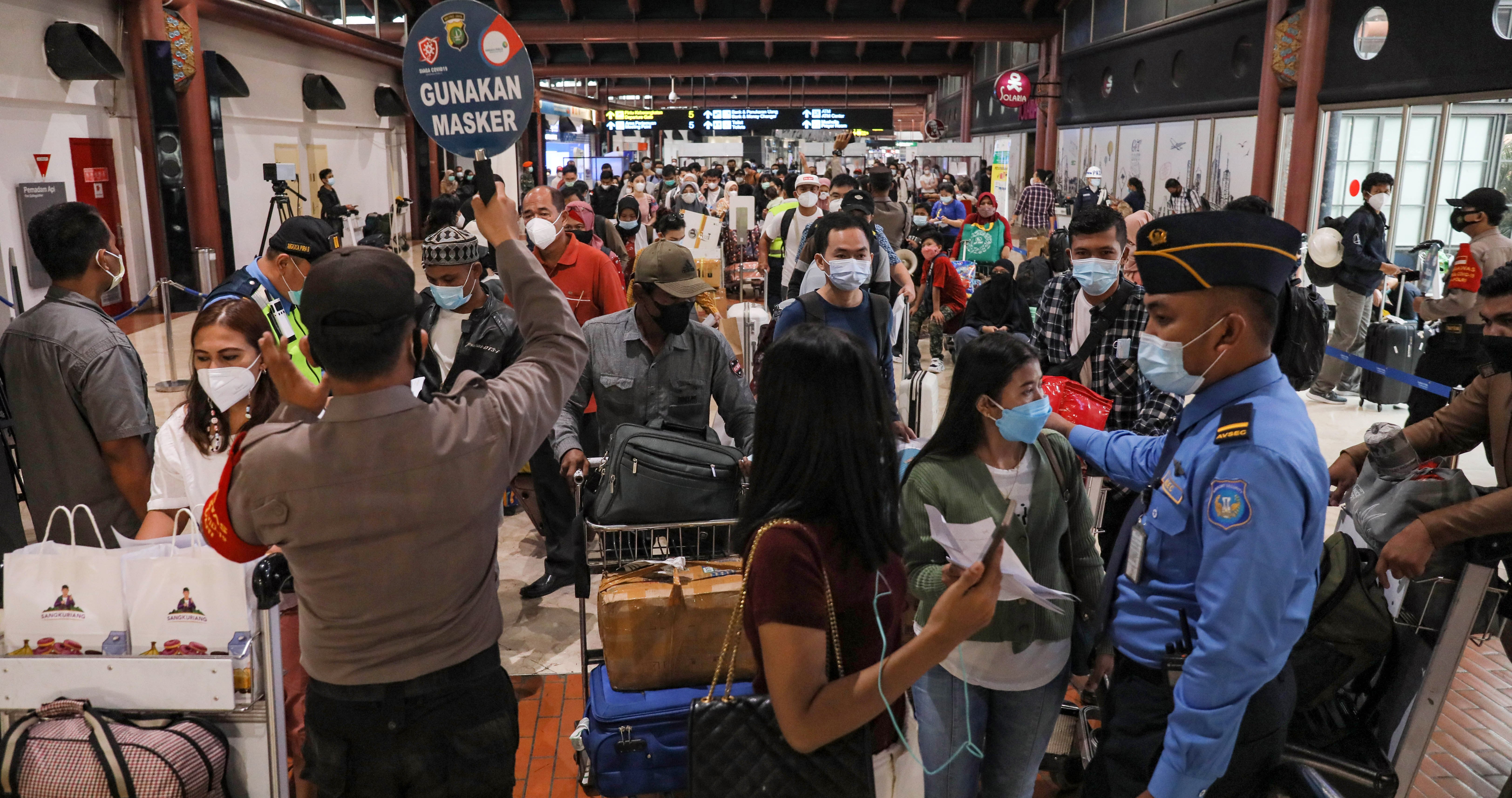  Penumpang antre masuk loket 