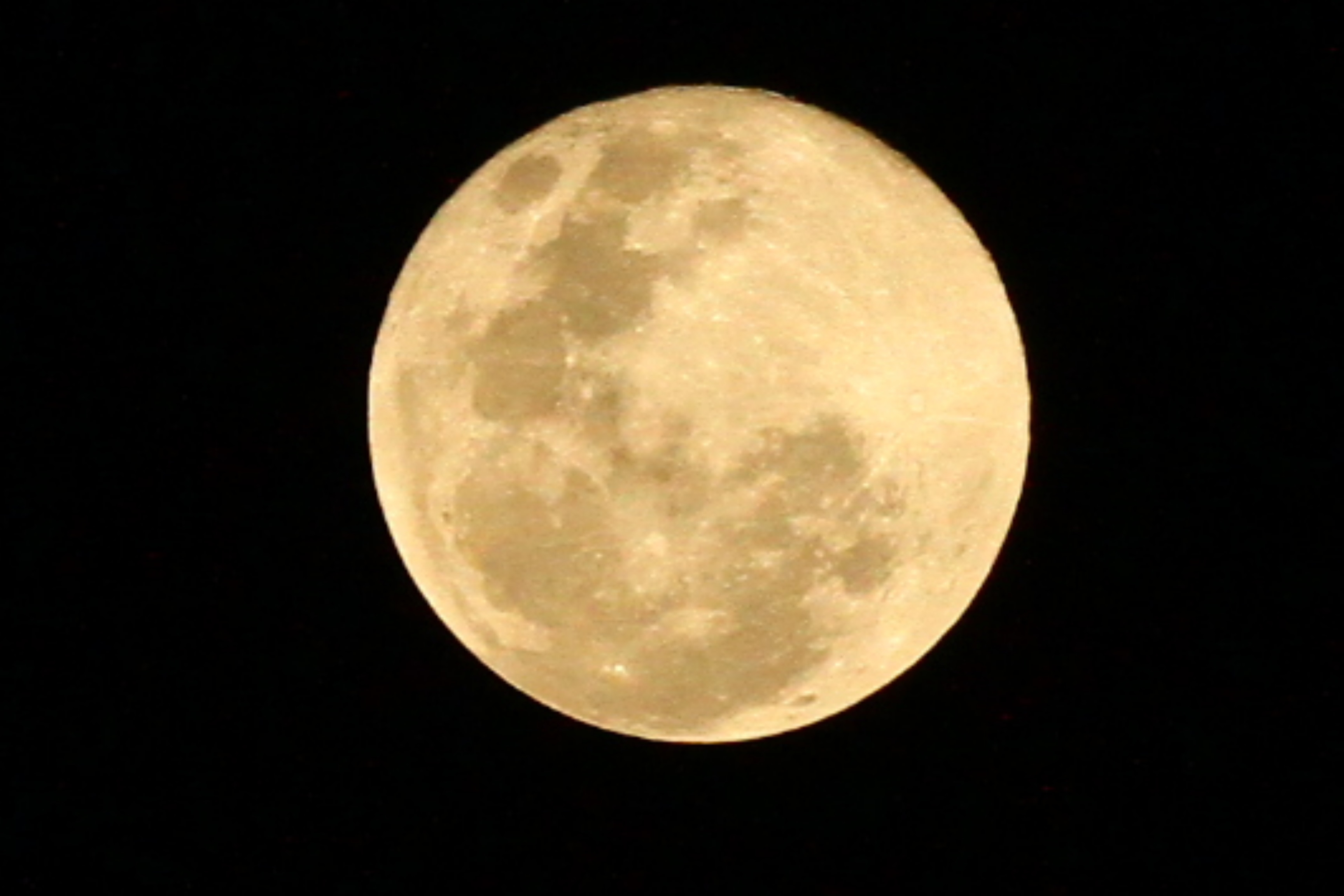Lapan menyebut fenomena Supermoon pink moon pada Selasa (27/4/2021) terjadi karena posisi bulan berada di titik terdekat dengan bumi. 