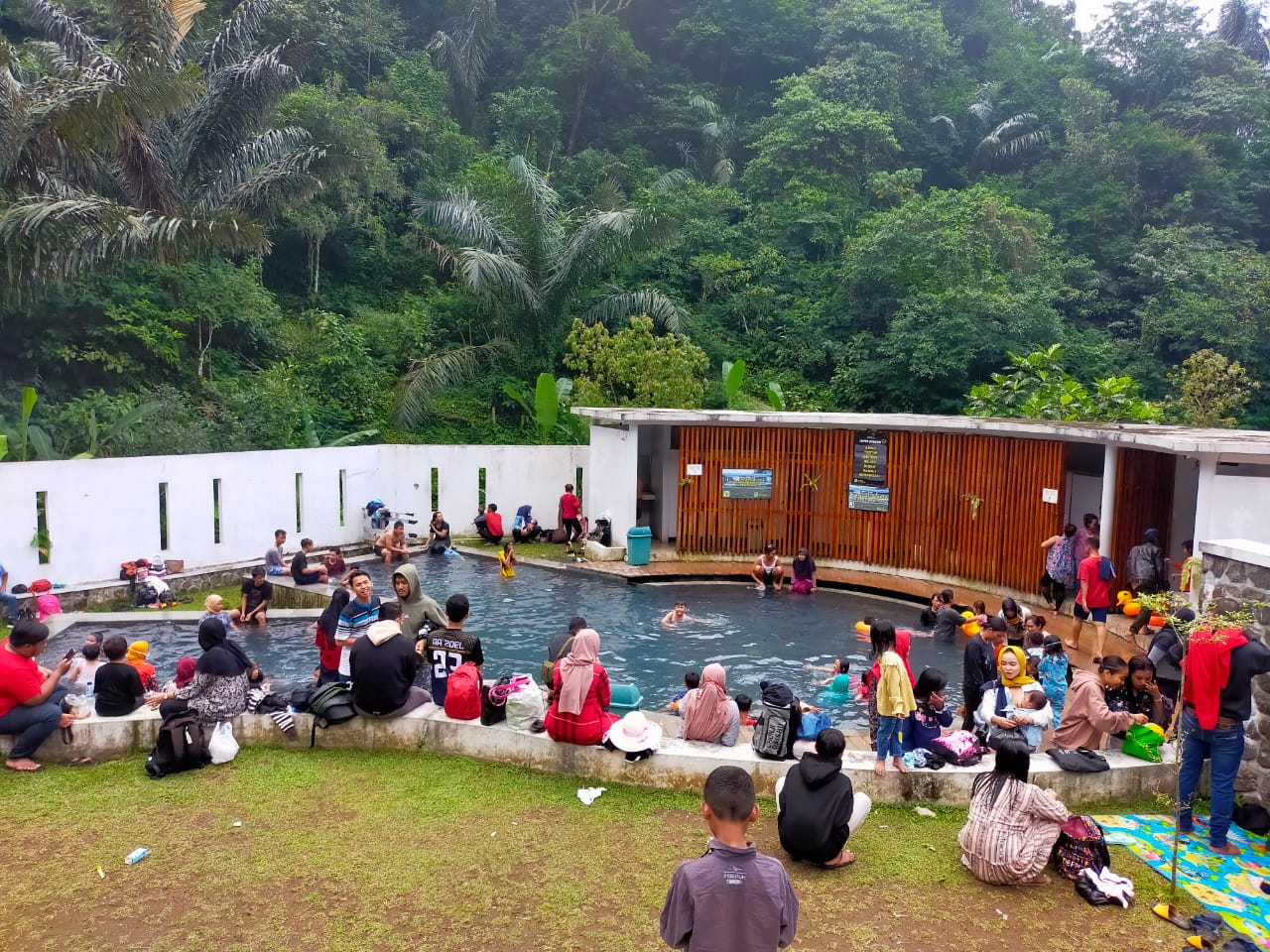 Pengunjung memadati obyek wisata Gunung Galunggung di Tasikmalaya, Jawa Barat.